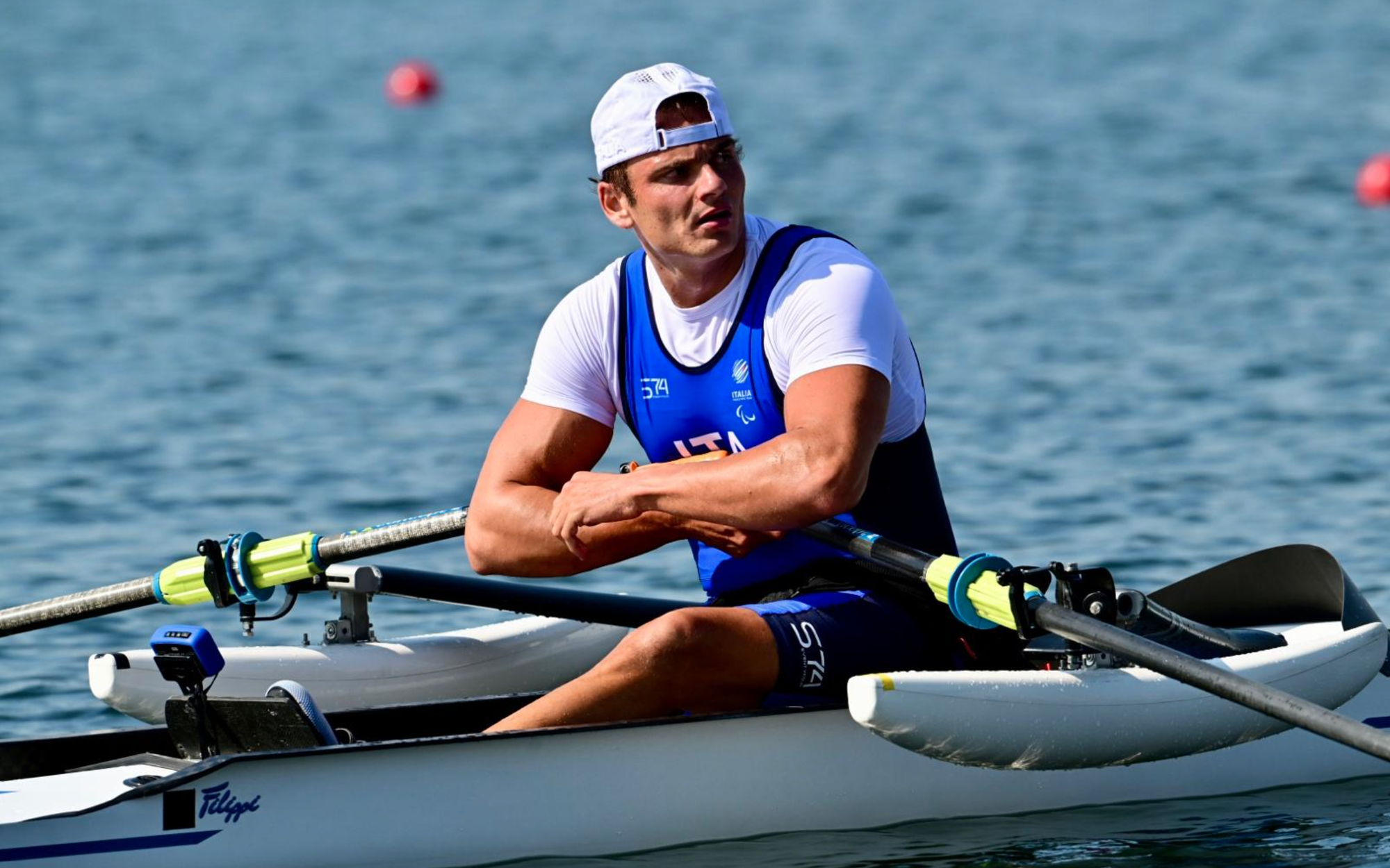 VĐV cầu lông bay như 'siêu nhân' ghi điểm khó tin ở Paralympic - Ảnh 1.