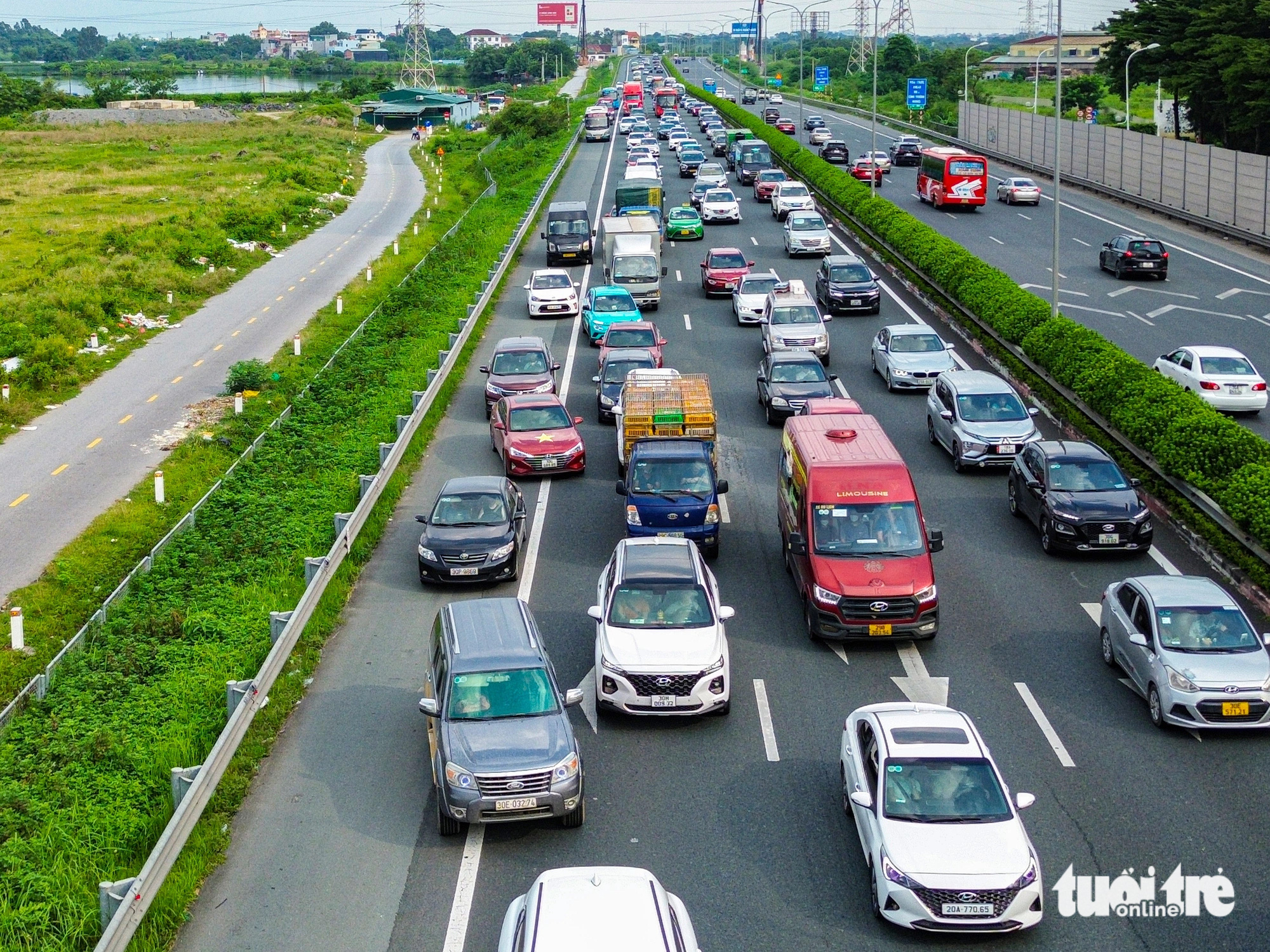 Người dân ùn ùn trở lại Hà Nội dù chưa hết nghỉ lễ, cảnh sát chặn xe đi vào làn khẩn cấp cao tốc - Ảnh 6.