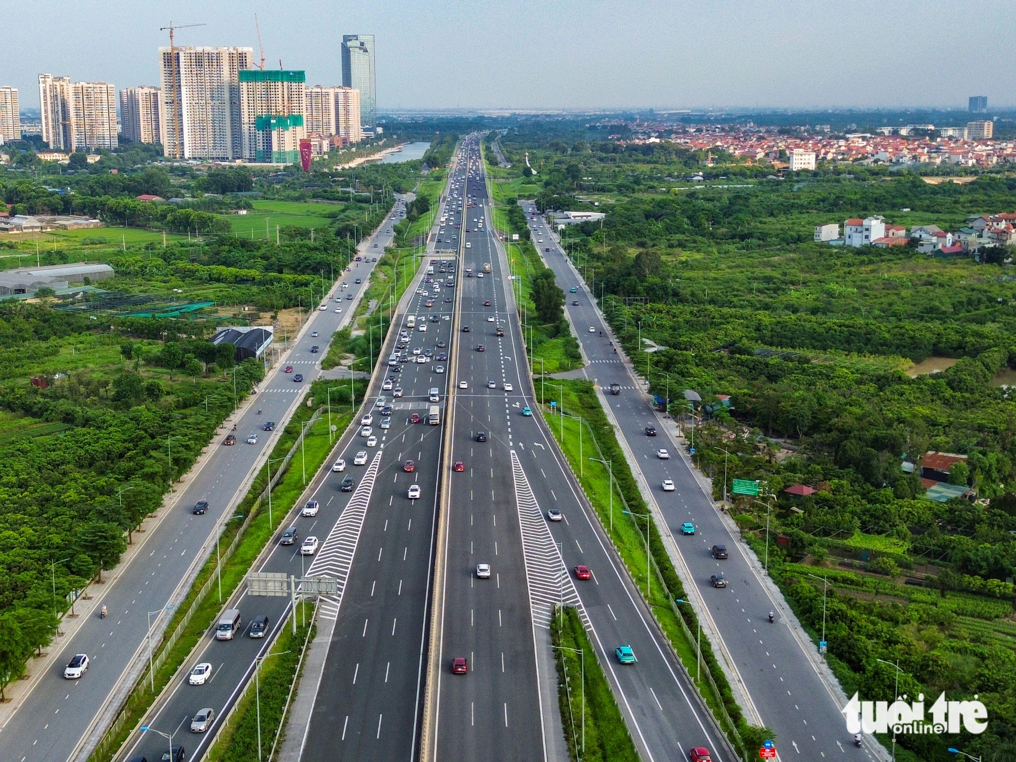 Người dân ùn ùn trở lại Hà Nội dù chưa hết nghỉ lễ, cảnh sát chặn xe đi vào làn khẩn cấp cao tốc - Ảnh 9.