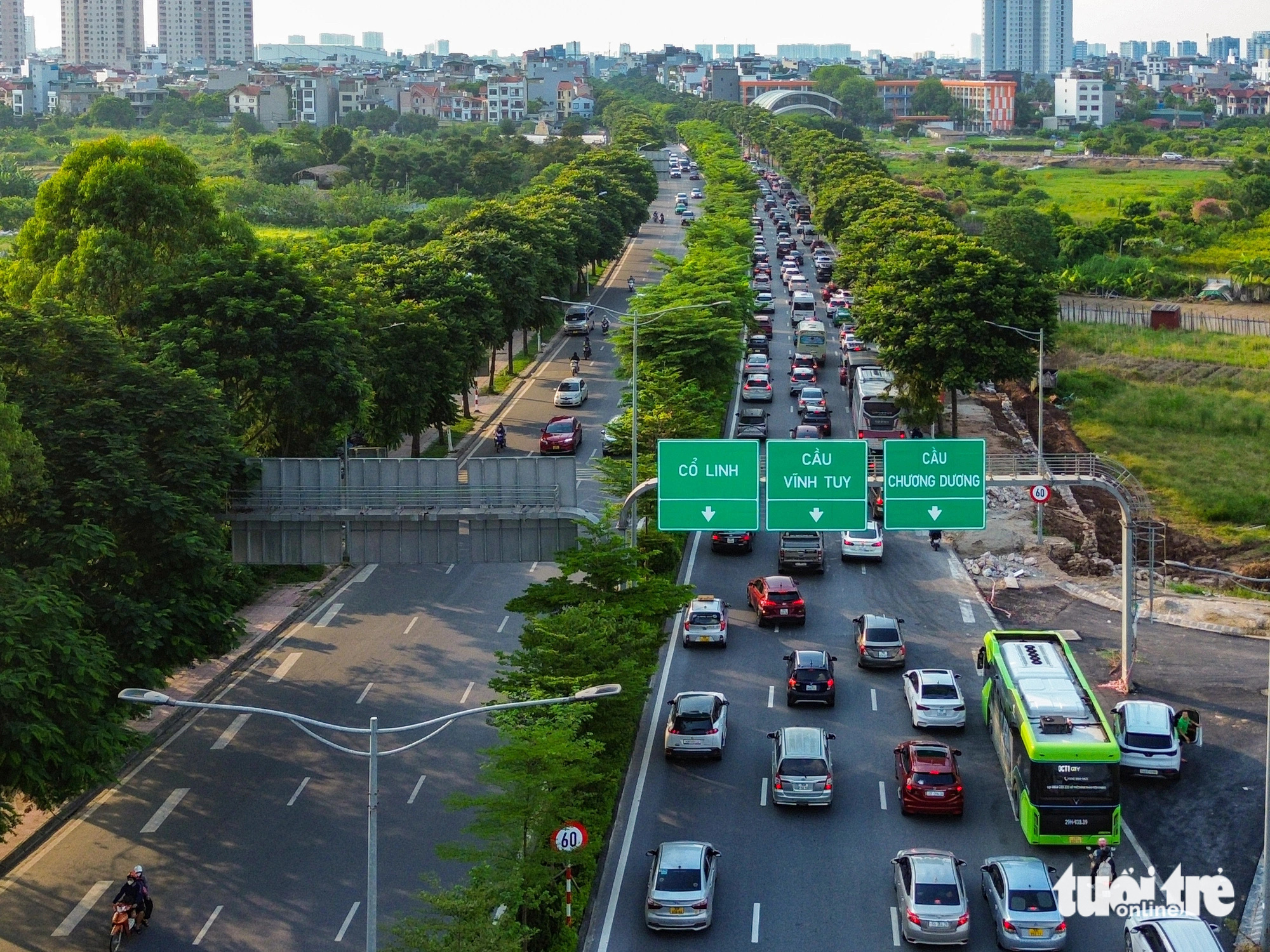 Người dân ùn ùn trở lại Hà Nội dù chưa hết nghỉ lễ, cảnh sát chặn xe đi vào làn khẩn cấp cao tốc - Ảnh 10.