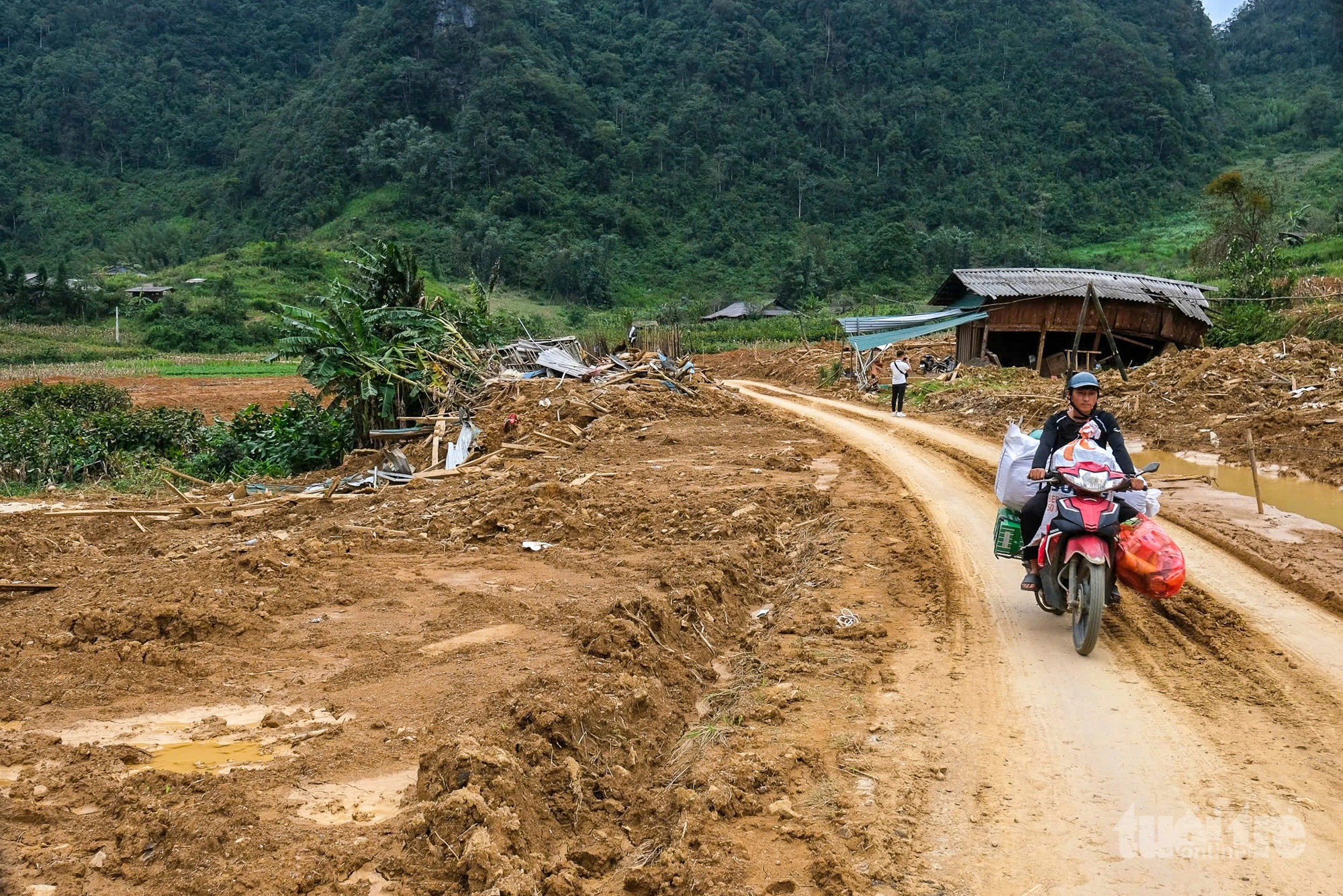 Lũng Lỳ sau sạt lở tang thương làm 9 người chết - Ảnh 1.