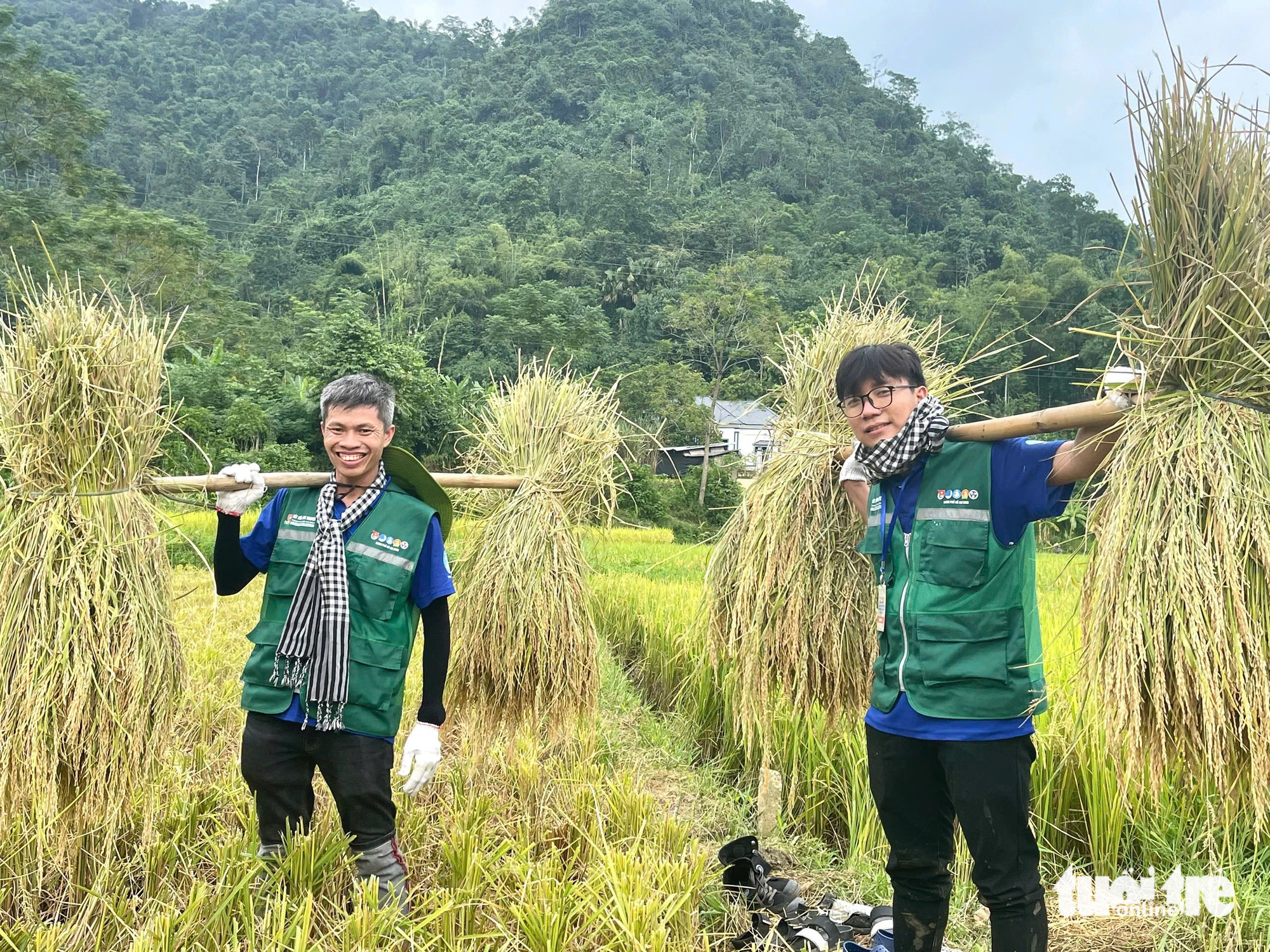 'Những người quàng khăn rằn' từ TP.HCM dựng nhà, khám bệnh cho bà con vùng lũ phía Bắc - Ảnh 3.