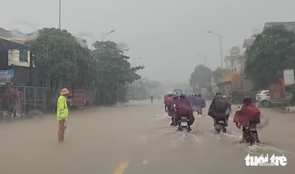 Chở hai con đi học về, mẹ bị nước lũ cuốn mất tích - Ảnh 5.