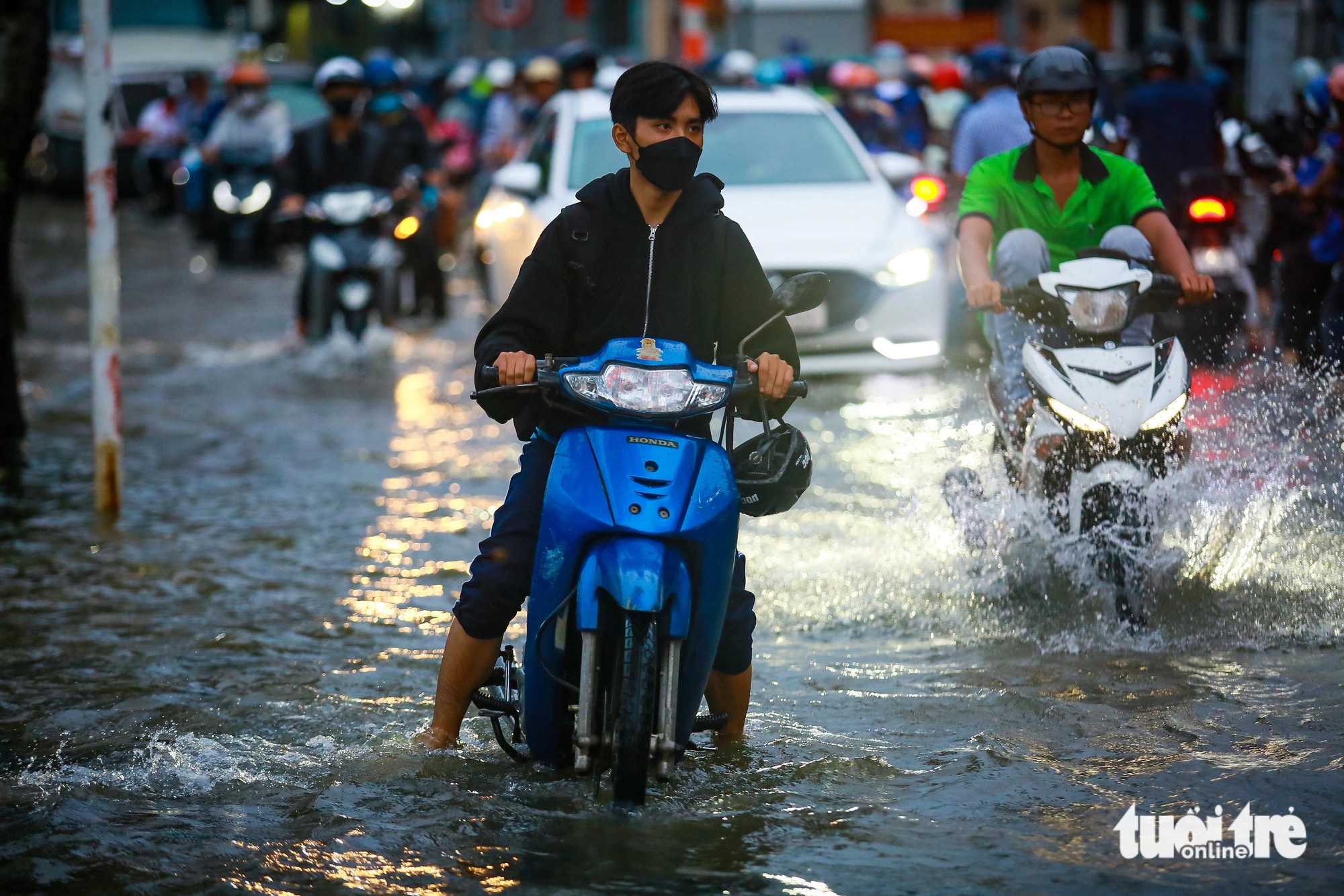 TP.HCM đón đợt triều cường đầu mùa, xe máy dắt bộ, xe hơi quay đầu - Ảnh 12.