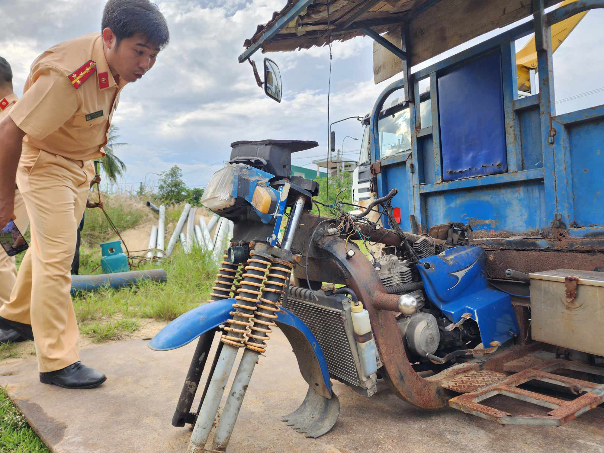 Hàng chục xe ba bánh '5 không' bị tiêu hủy thành sắt vụn - Ảnh 7.