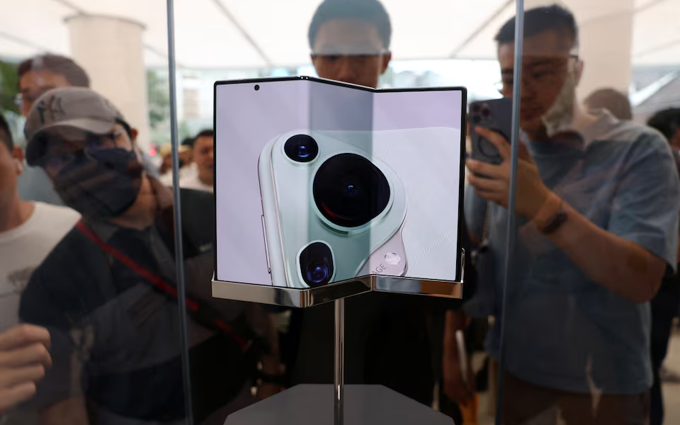 Apple 'đấu' với Huawei, giảm giá tới 68 USD cho dòng iPhone 16 - Ảnh 2.