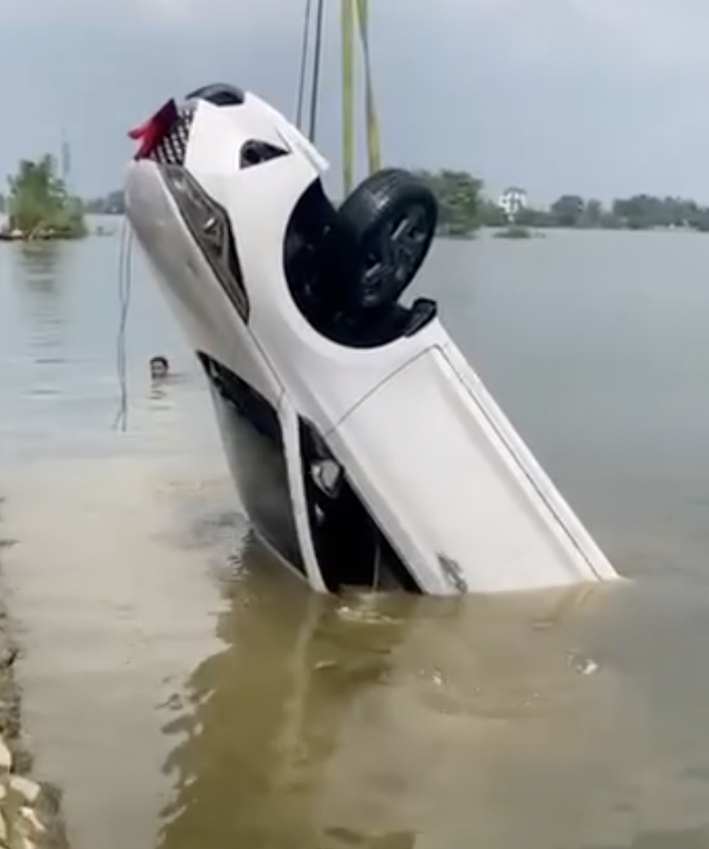 Vợ chồng người chài lưới cứu 2 người trên chiếc ô tô bị nước cuốn ở Hà Nội - Ảnh 6.