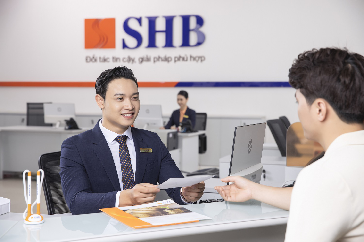 SHB giảm một nữa tiền lãi cho khách hàng bị ảnh hưởng bão lũ - Ảnh 1.