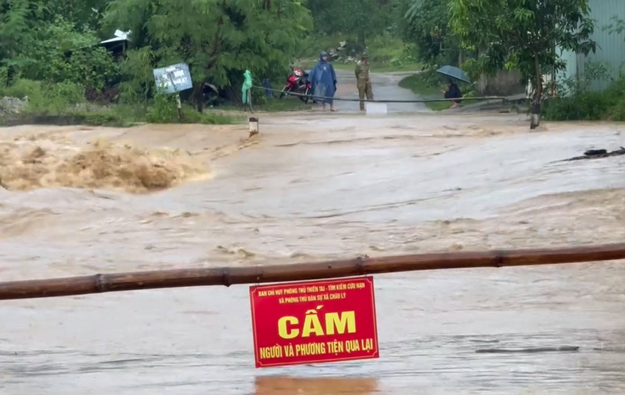 Ném dây thừng cứu người phụ nữ bị lũ cuốn trôi - Ảnh 2.