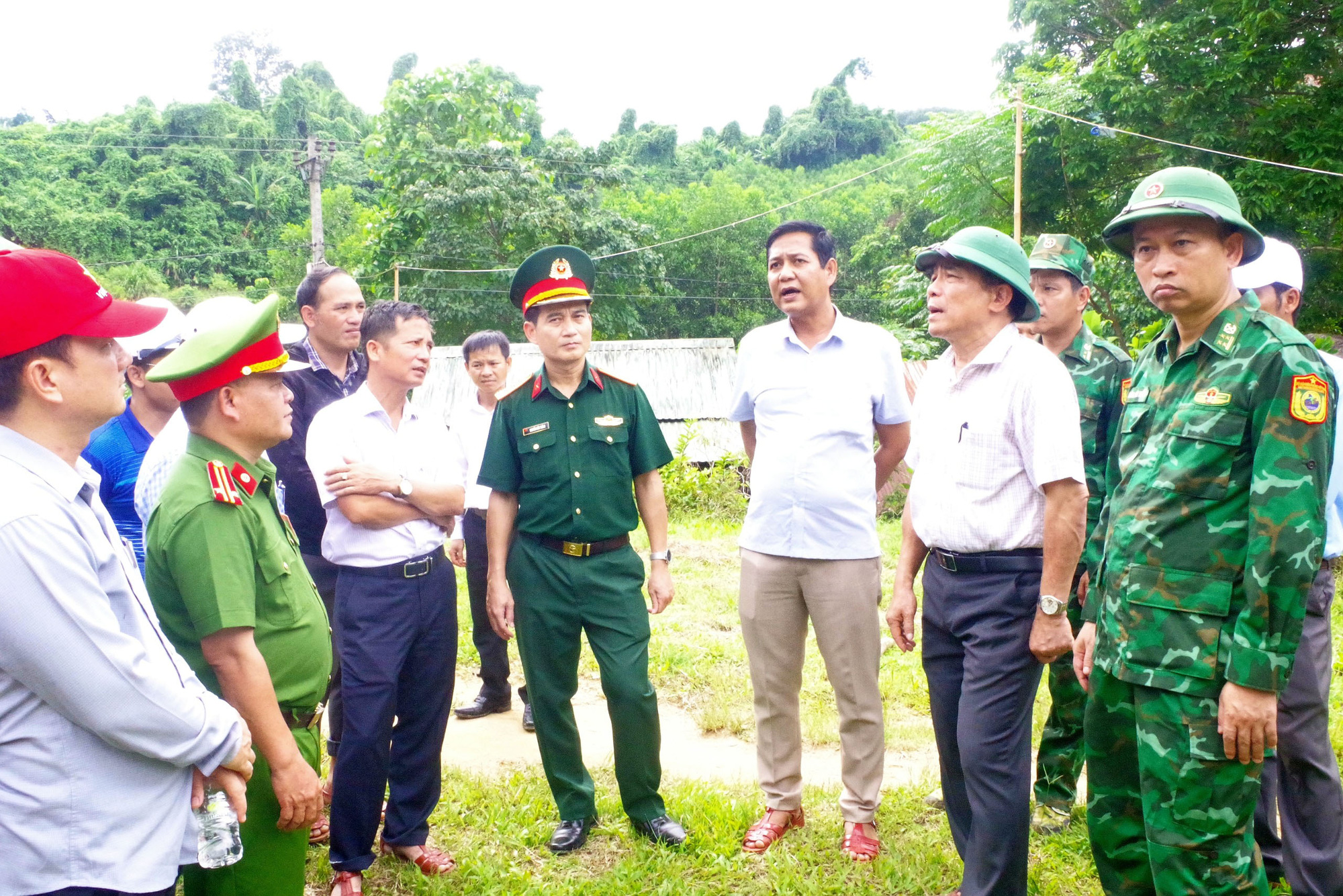 Vết nứt toác trên quả đồi gần nhà dân, chủ tịch Quảng Nam yêu cầu chọn vị trí làm khu tái định cư - Ảnh 7.