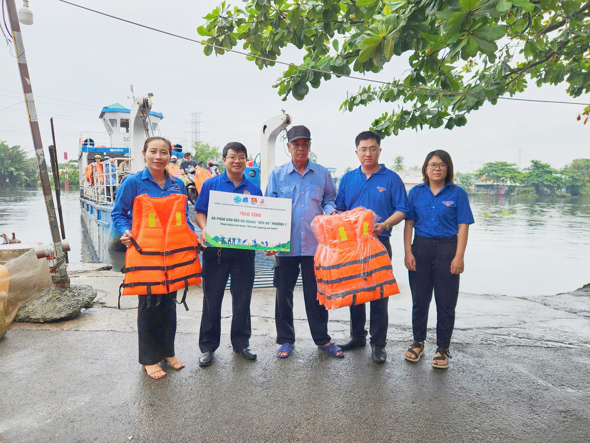 100 đoàn viên thu gom rác trên kênh Đôi, tặng áo phao cho bến đò - Ảnh 5.