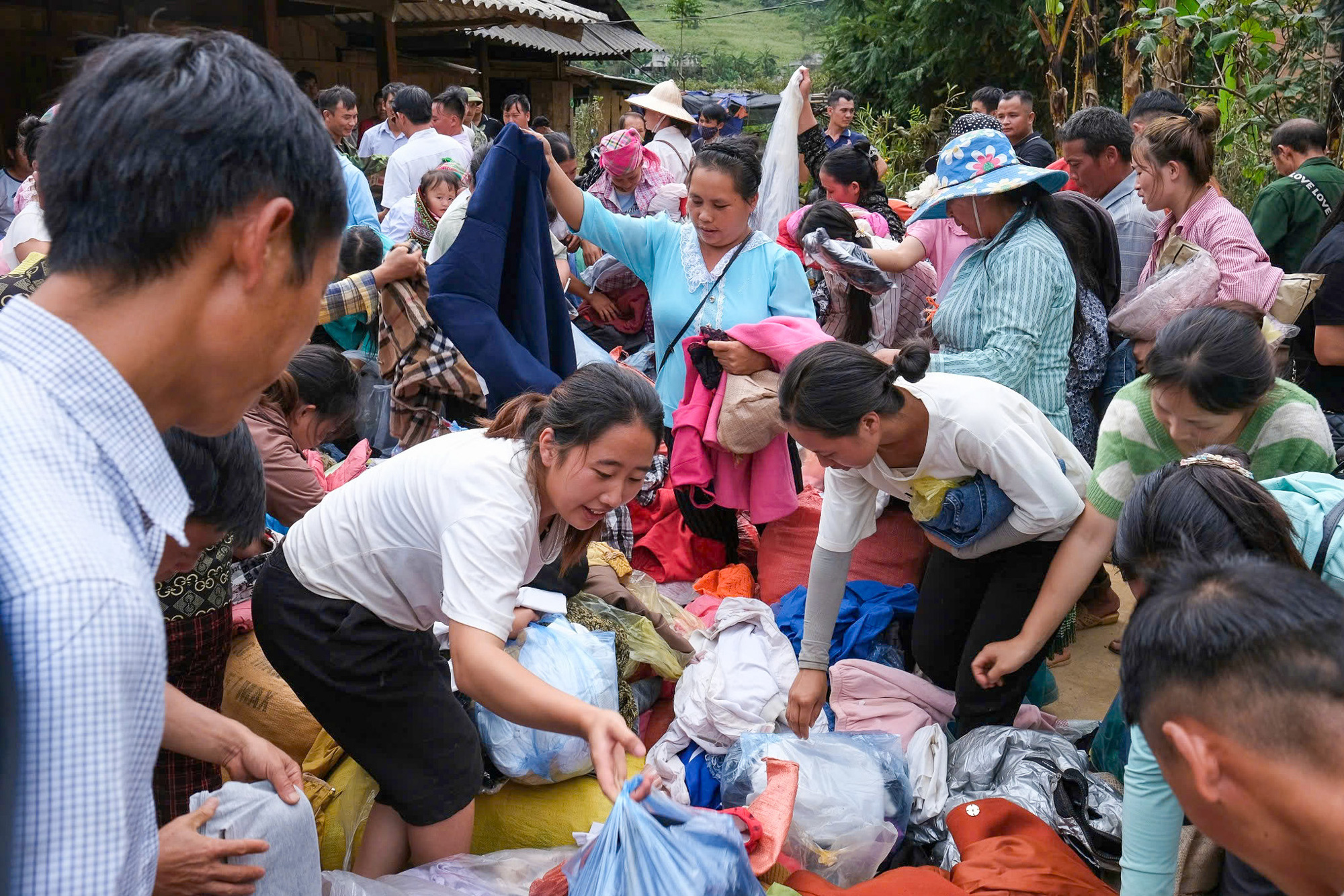 Cha mẹ, vợ tử nạn do lở núi, chàng trai 21 tuổi lâm cảnh ‘gà trống' nuôi 2 con thơ - Ảnh 9.