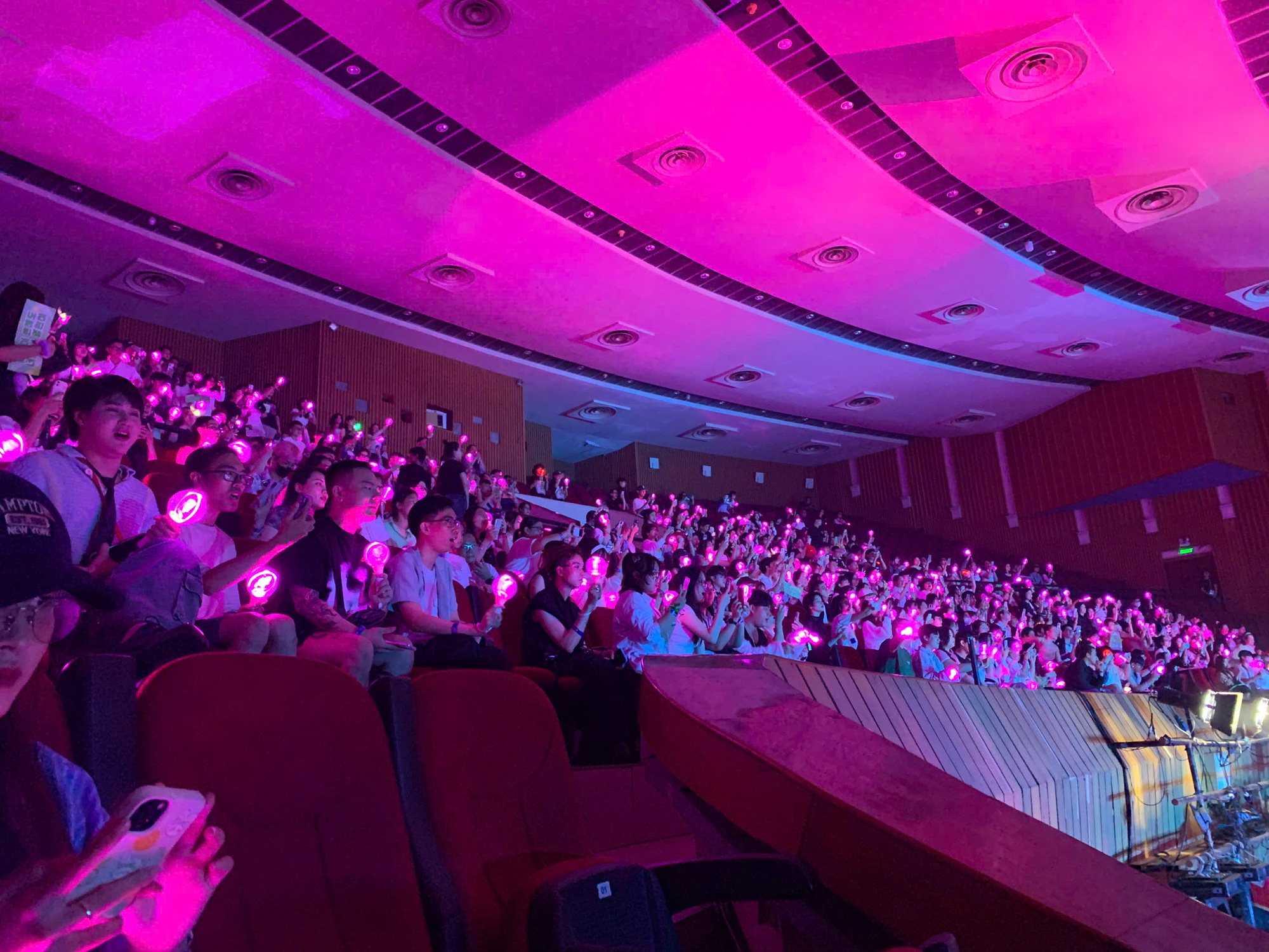 Park Bom សមាជិកក្រុម 2NE1 បាននិយាយថា Park Bom 2NE1 nói ‘anh yêu em’, khiến khán giả vỡ oà khi hát I am the best - Ảnh 2.