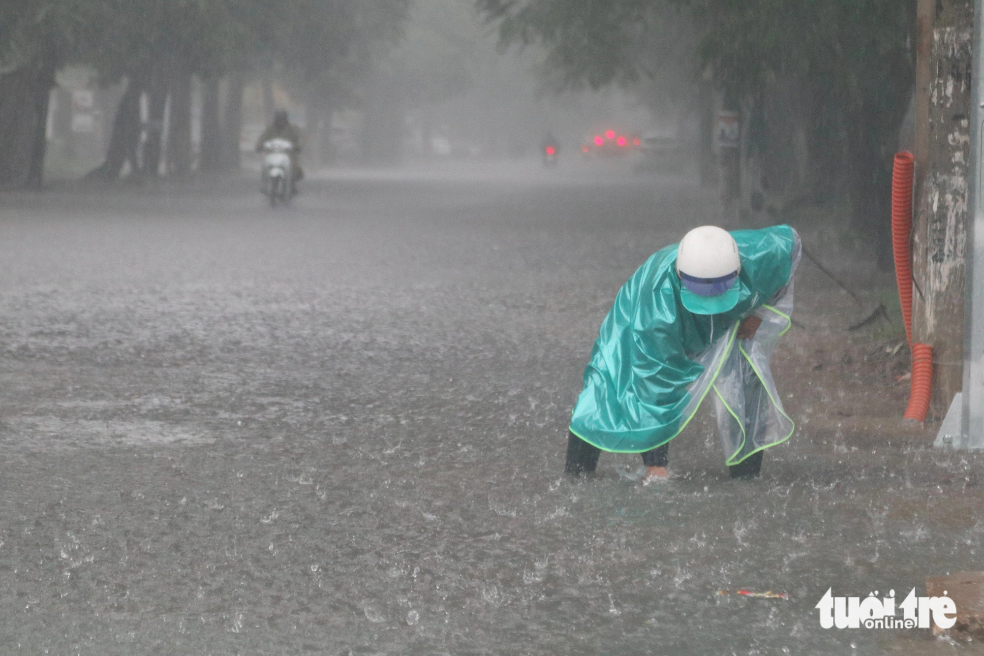 Mưa lớn xuyên đêm, nhiều tuyến phố TP Vinh thành 'sông' - Ảnh 11.