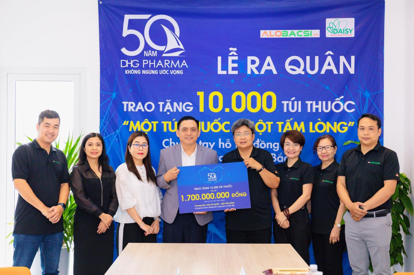 Hành trình ‘Một túi thuốc - một tấm lòng’ trao 10.000 túi thuốc sau bão lũ - Ảnh 5.