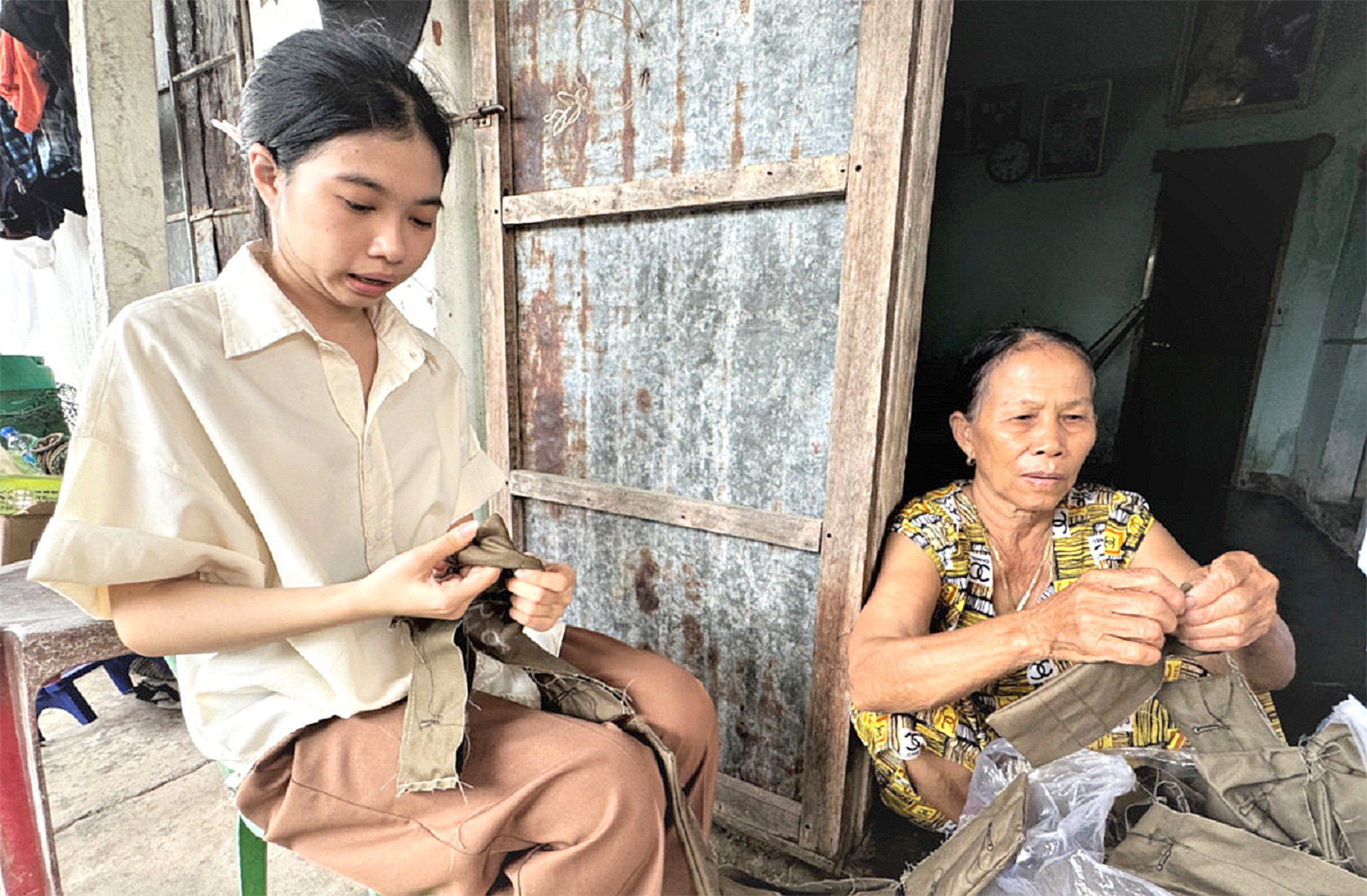 Con gái của anh ngư dân chết trong bão Chanchu vào đại học - Ảnh 2.