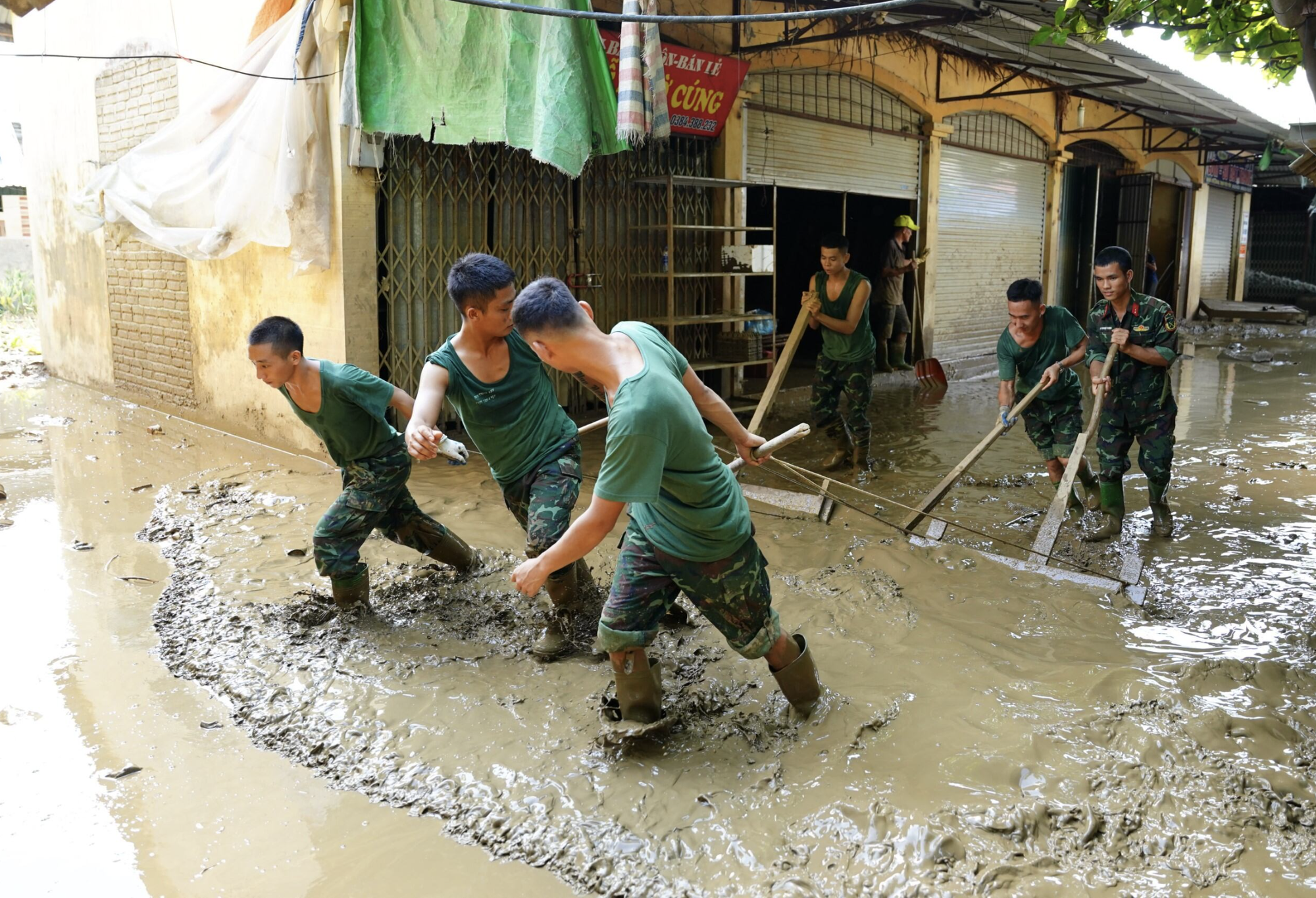 Nỗ lực khắc phục hậu quả, ổn định đời sống tại các vùng bão lũ - Ảnh 8.