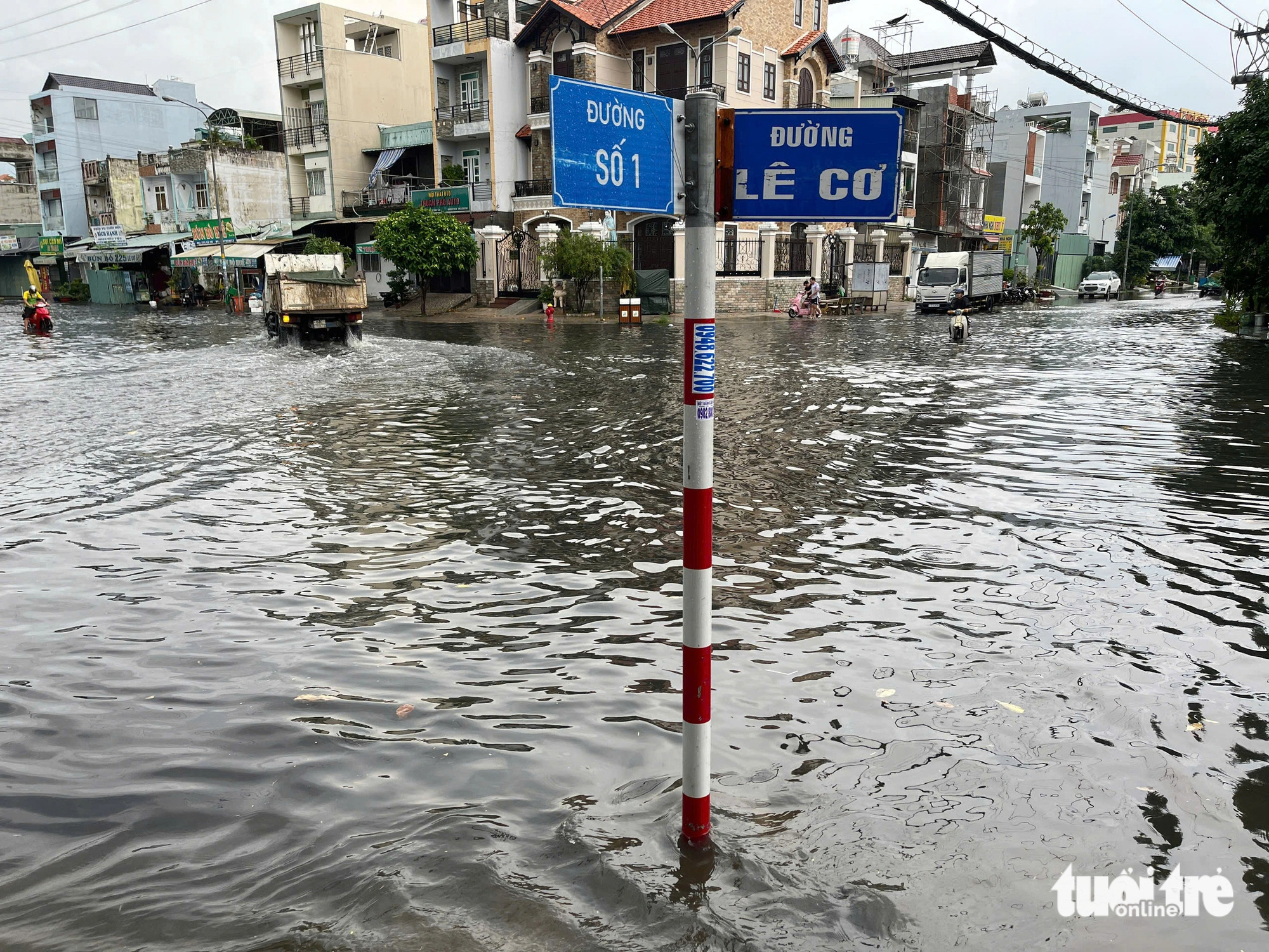 Mưa lớn ào qua 20 phút, nhiều đường ở quận Bình Tân như cái ao - Ảnh 1.