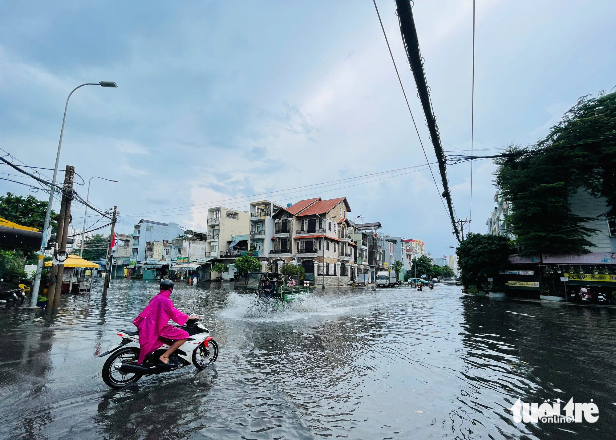 Mưa lớn ào qua 20 phút, nhiều đường ở quận Bình Tân như cái ao - Ảnh 3.