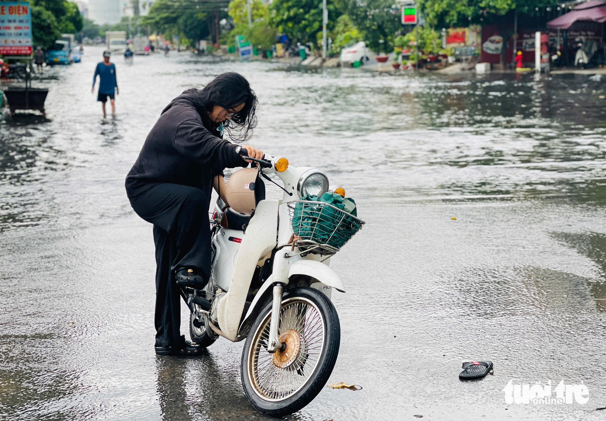 Mưa lớn ào qua 20 phút, nhiều đường ở quận Bình Tân như cái ao - Ảnh 5.