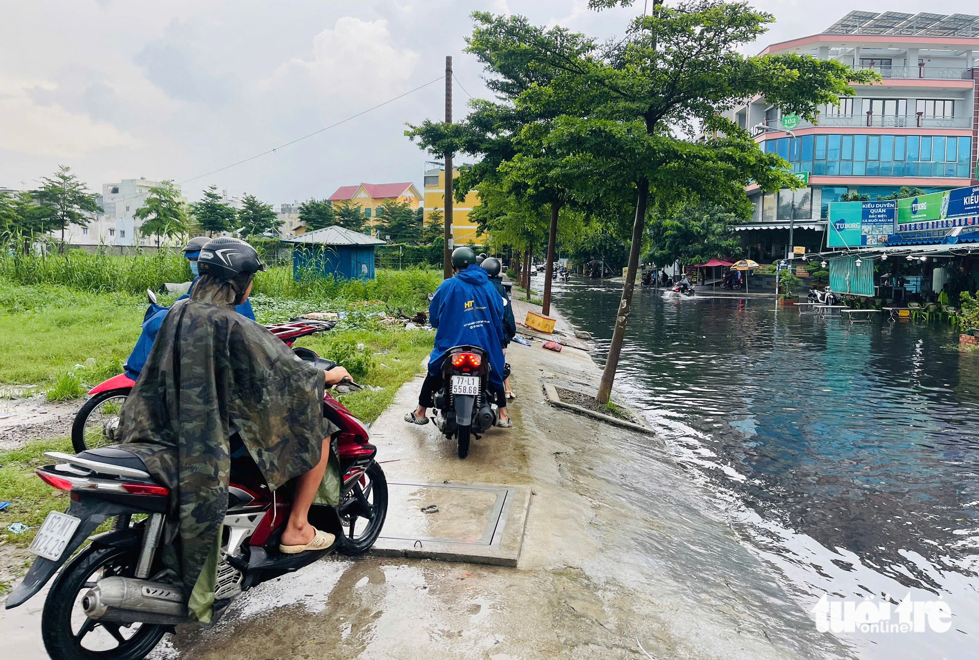 Mưa lớn ào qua 20 phút, nhiều đường ở quận Bình Tân như cái ao - Ảnh 6.