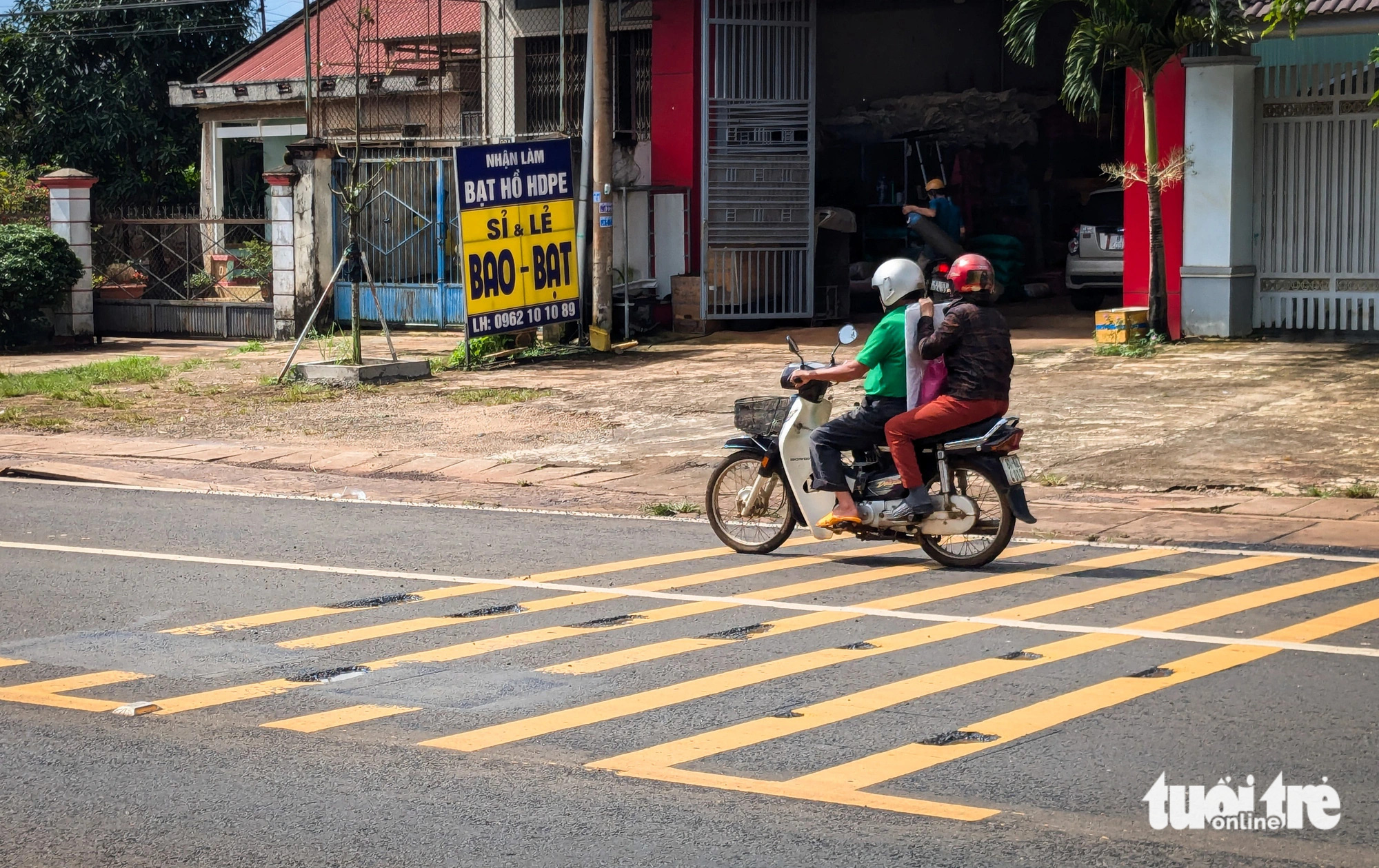 Quốc lộ 19 mới làm đã hỏng, ổ gà dày đặc giữa đường - Ảnh 6.