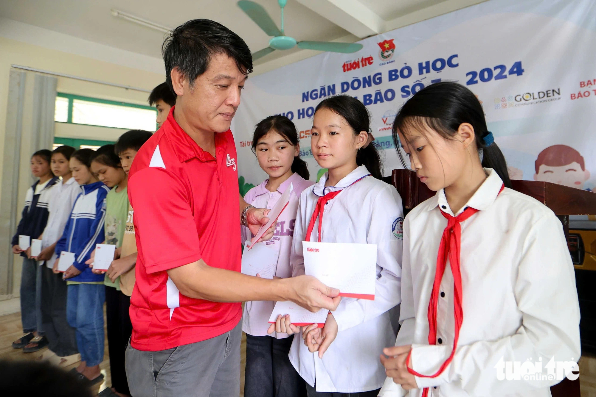 Học sinh vùng lũ Cao Bằng: 'Tiền này em đưa bố mẹ mua sách vở, dựng lại nhà' - Ảnh 8.