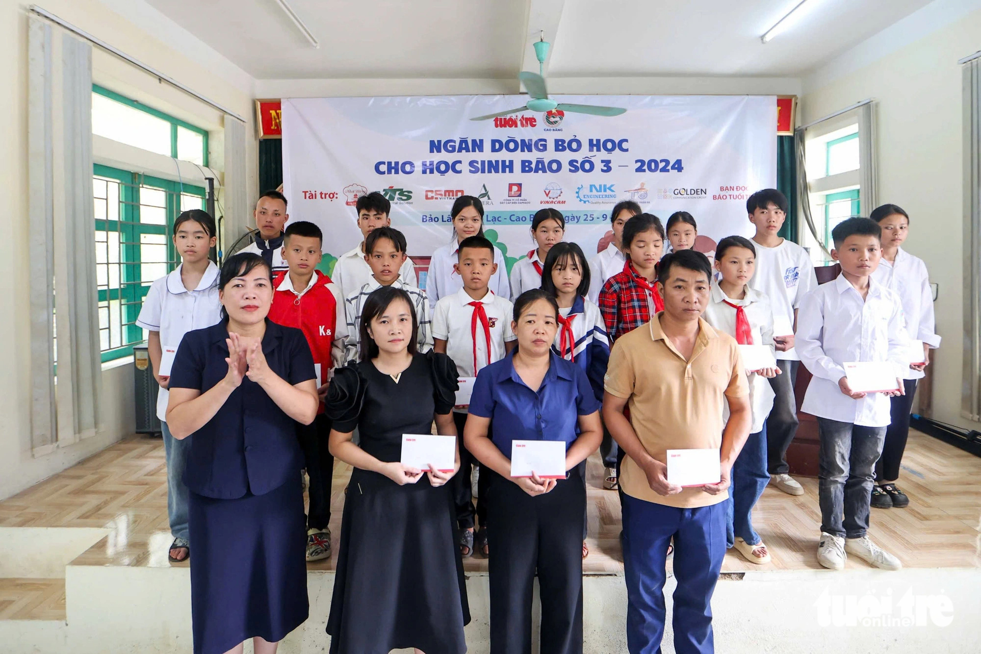 Học sinh vùng lũ Cao Bằng: 'Tiền này em đưa bố mẹ mua sách vở, dựng lại nhà' - Ảnh 9.