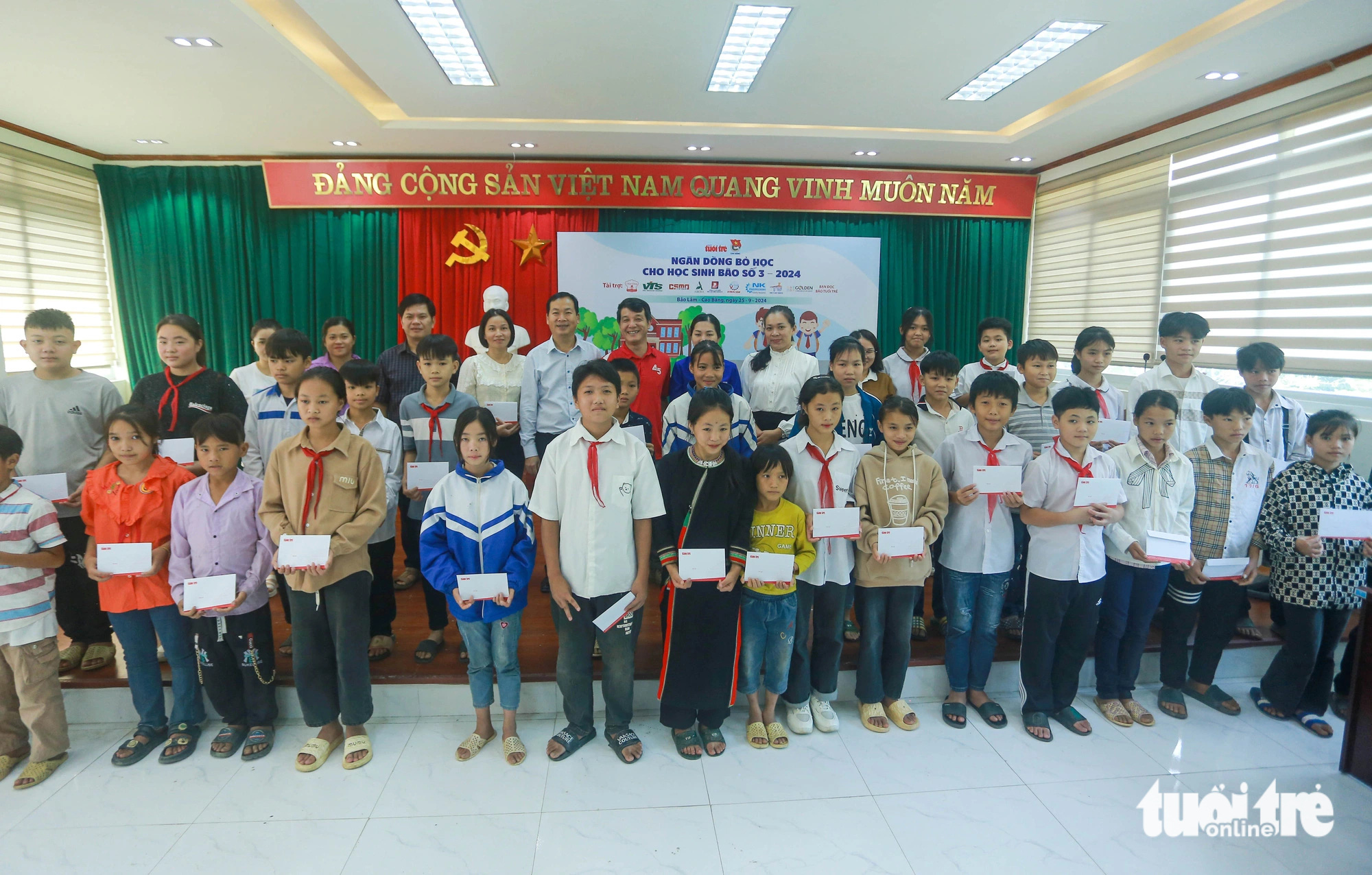 Học sinh vùng lũ Cao Bằng: 'Tiền này em đưa bố mẹ mua sách vở, dựng lại nhà' - Ảnh 11.