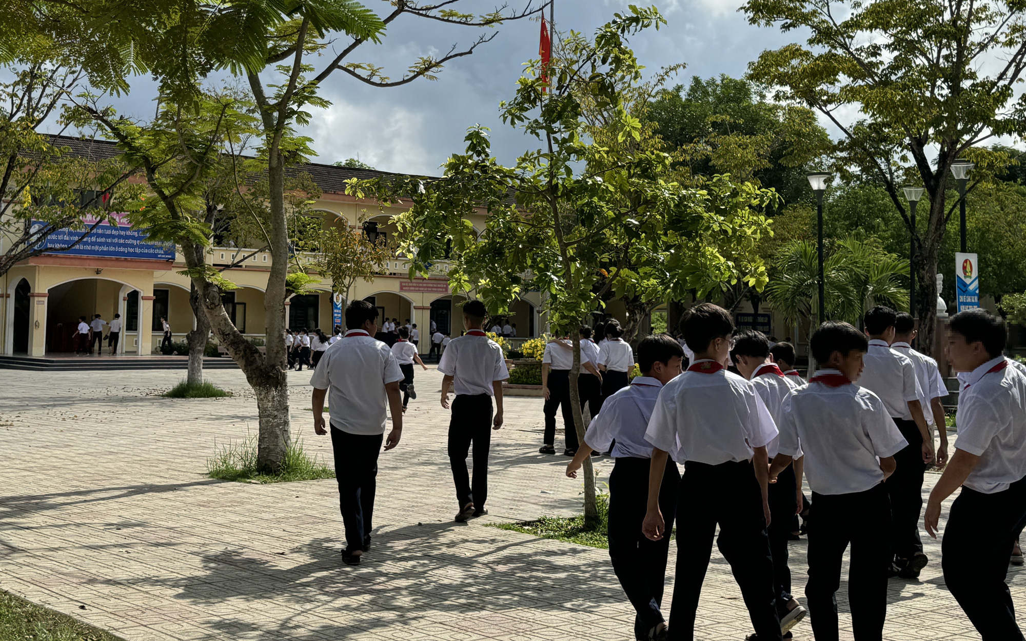 Vì sao phụ huynh vào lớp đánh hai học sinh lớp 8 ở Quảng Nam? - Ảnh 2.