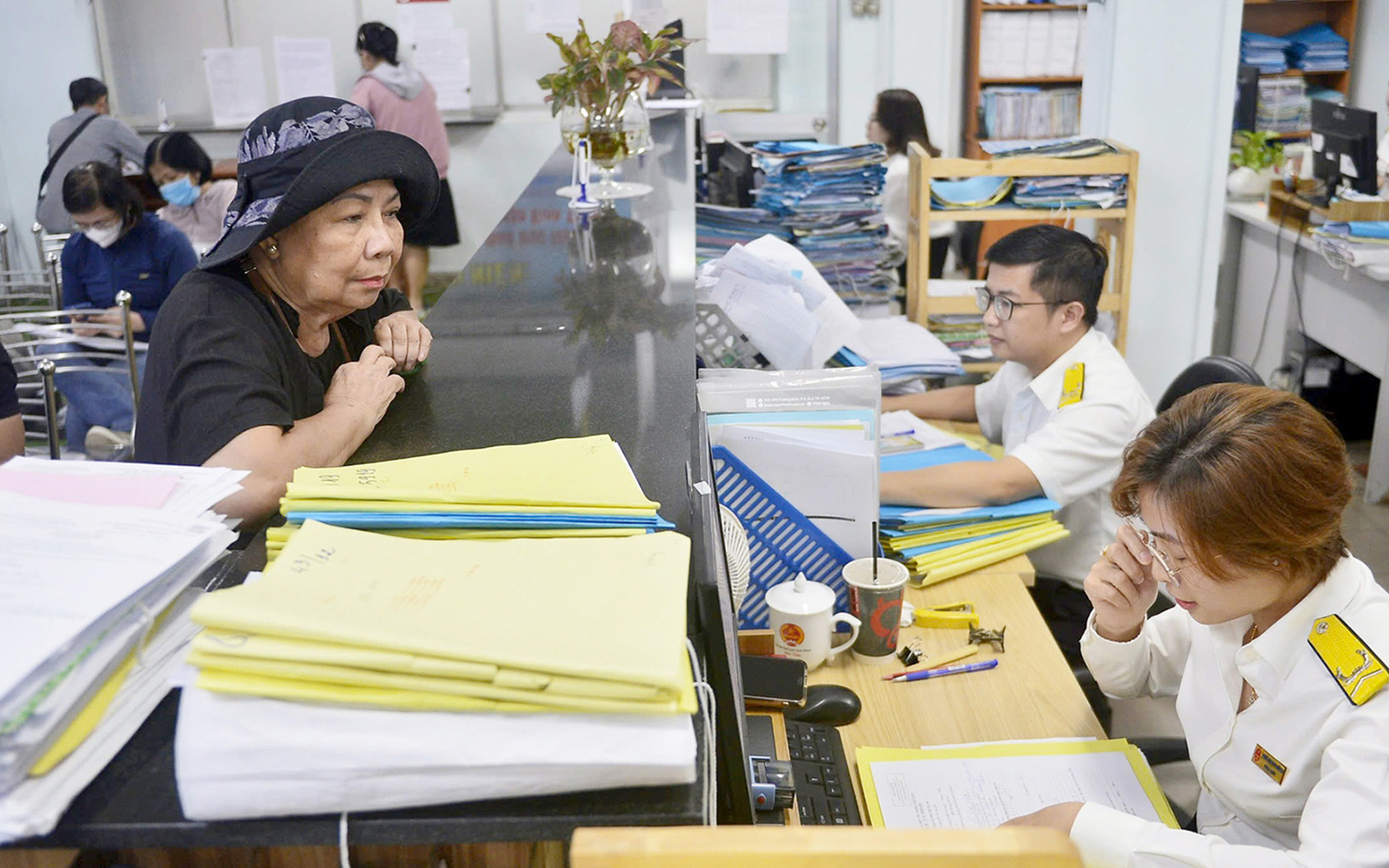 Hồ sơ thuế tăng, chi nhánh đăng ký đất đai làm cả thứ 7 - Ảnh 2.