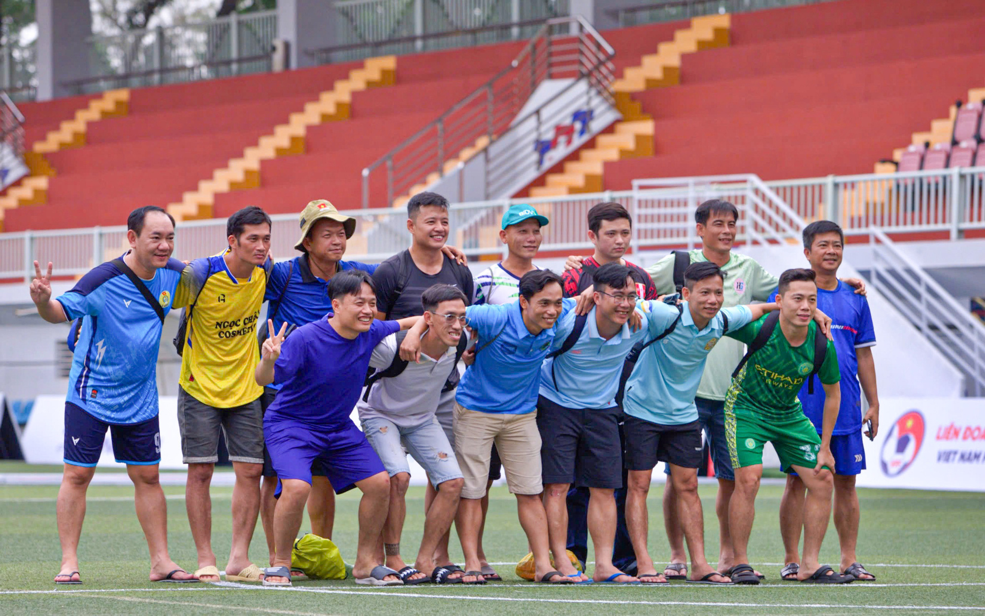 Tư vấn, khám bệnh miễn phí ở Giải bóng đá Công nhân, Viên chức 2024 - Ảnh 4.