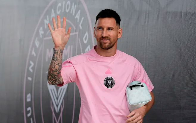 Messi được khen khi giúp CĐV chụp ảnh và trốn nhân viên an ninh - Ảnh 1.