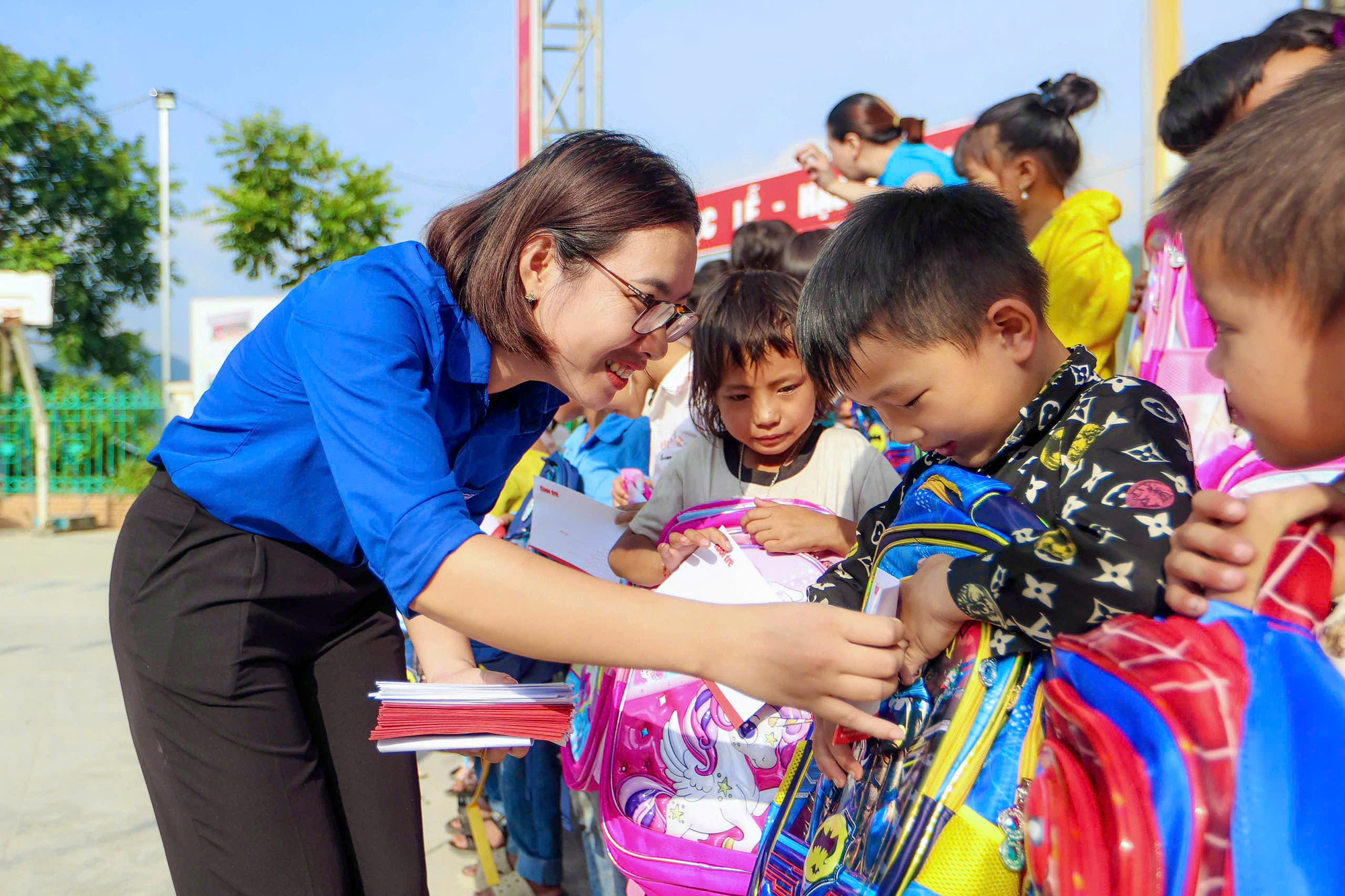 Trao quà cho học sinh vùng lũ, sạt lở ở Cao Bằng: Nguồn động viên lớn để các em tiếp tục đi học  - Ảnh 6.