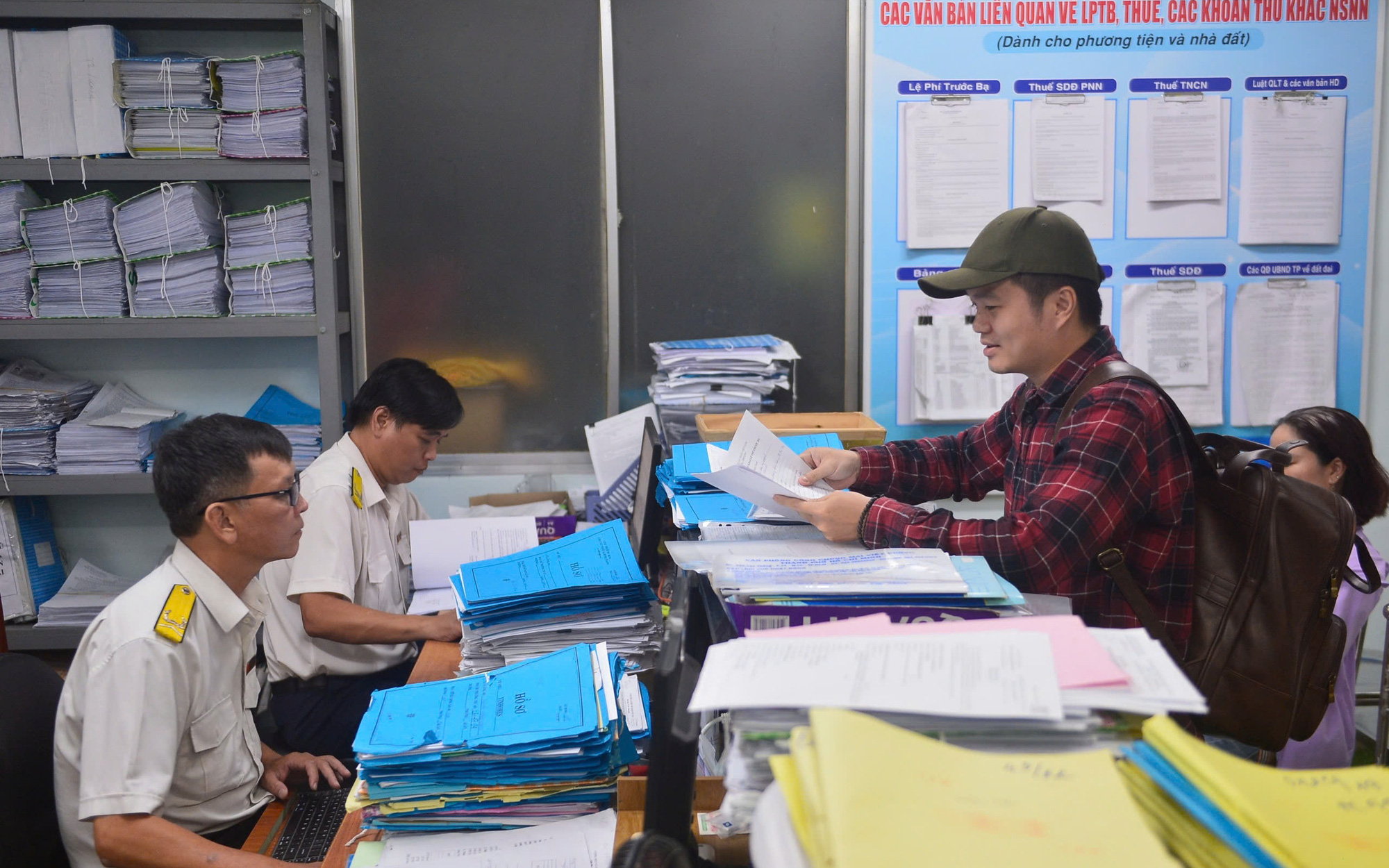 Chiều cuối tuần ở văn phòng đăng ký đất đai: Đèn vẫn sáng và loa vẫn gọi tên người dân làm thủ tục - Ảnh 10.