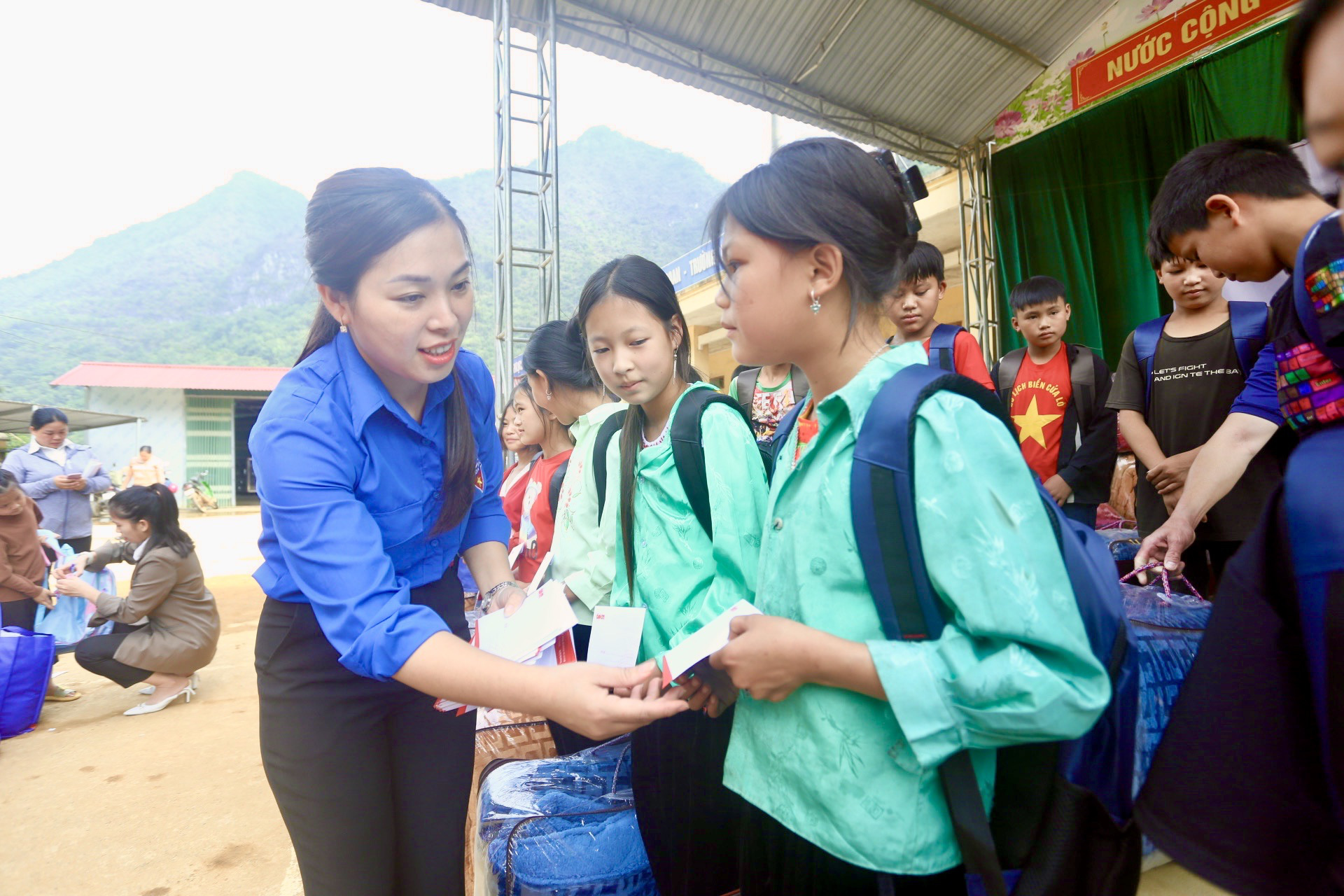 Trao quà cho học sinh vùng lũ, sạt lở ở Cao Bằng: Nguồn động viên lớn để các em tiếp tục đi học  - Ảnh 2.