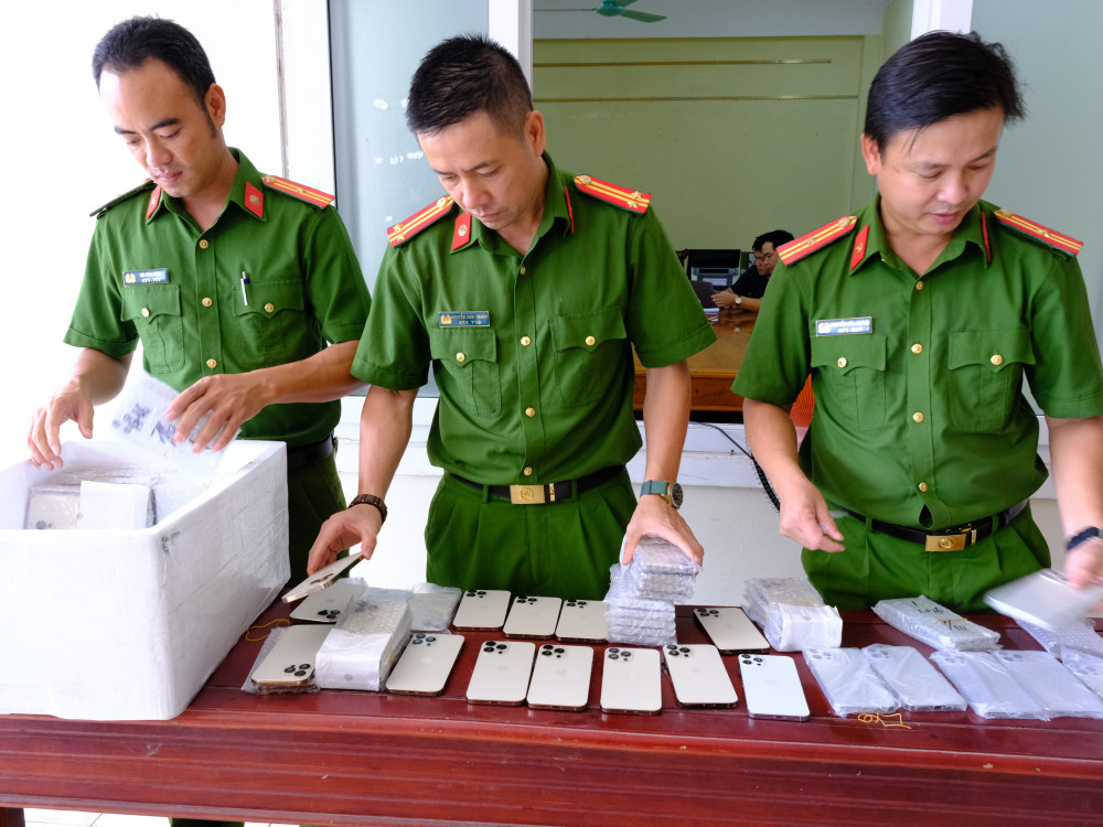 Khởi tố 7 người buôn bán hàng giả, thu giữ hơn 6.000 điện thoại giả các thương hiệu lớn - Ảnh 2.