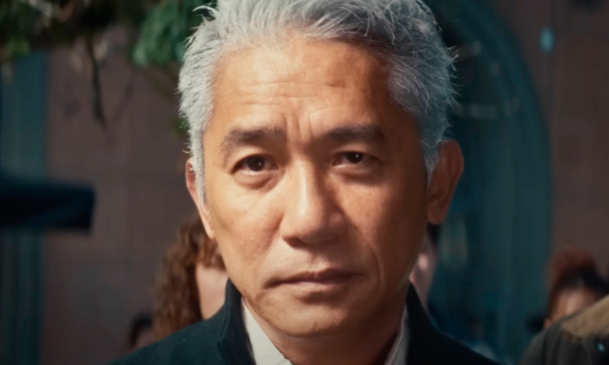 Hong Konglu aktör Tony Leung Chiu Wai hayranlarını memnun etmek için NewJeans'in MV'sinde yer aldı - Fotoğraf 1. Lương Triều Vỹ xuất hiện trong MV của NewJeans, tóc bạc trắng chỉ vì chiều lòng fan - Ảnh 1.