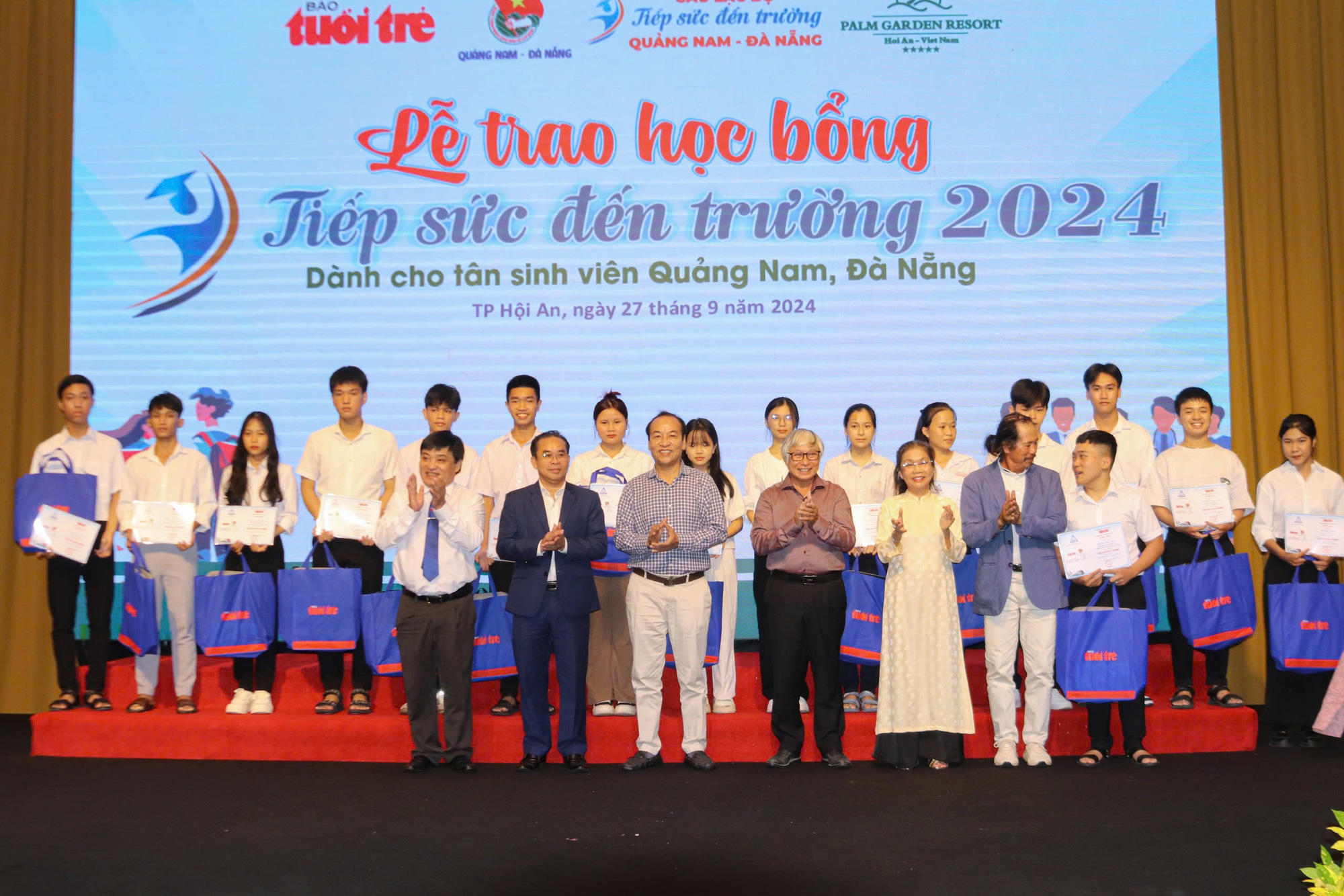 100 tân SV Quảng Nam - Đà Nẵng được tiếp sức đến trường: Đã có những tấm lòng, đừng ngại bước tiếp! - Ảnh 17.