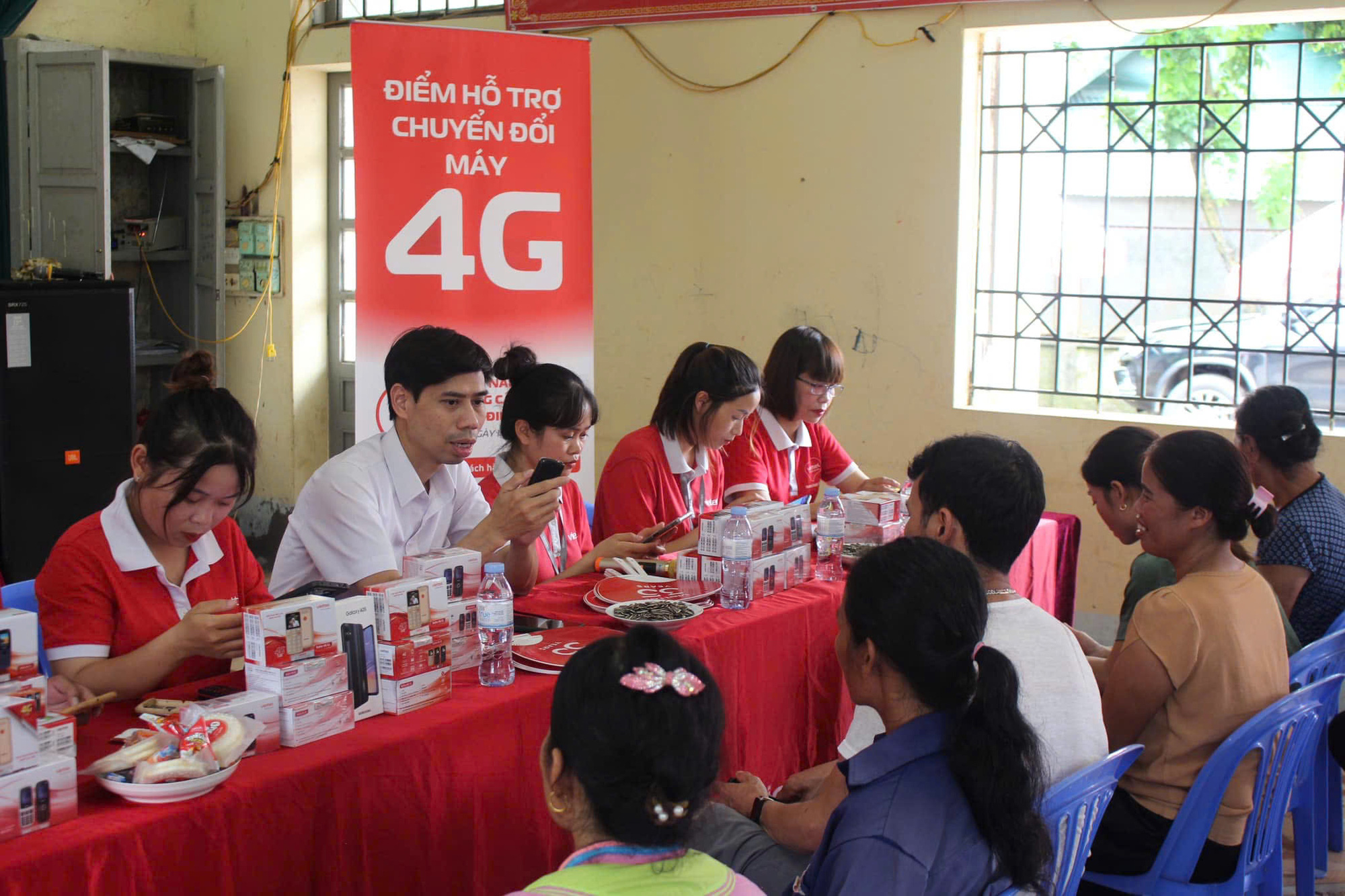 Viettel tăng tốc chuyển đổi thuê bao 2G trước ngày tắt sóng - Ảnh 1. Viettel tăng tốc chuyển đổi thuê bao 2G trước ngày tắt sóng - Ảnh 1.