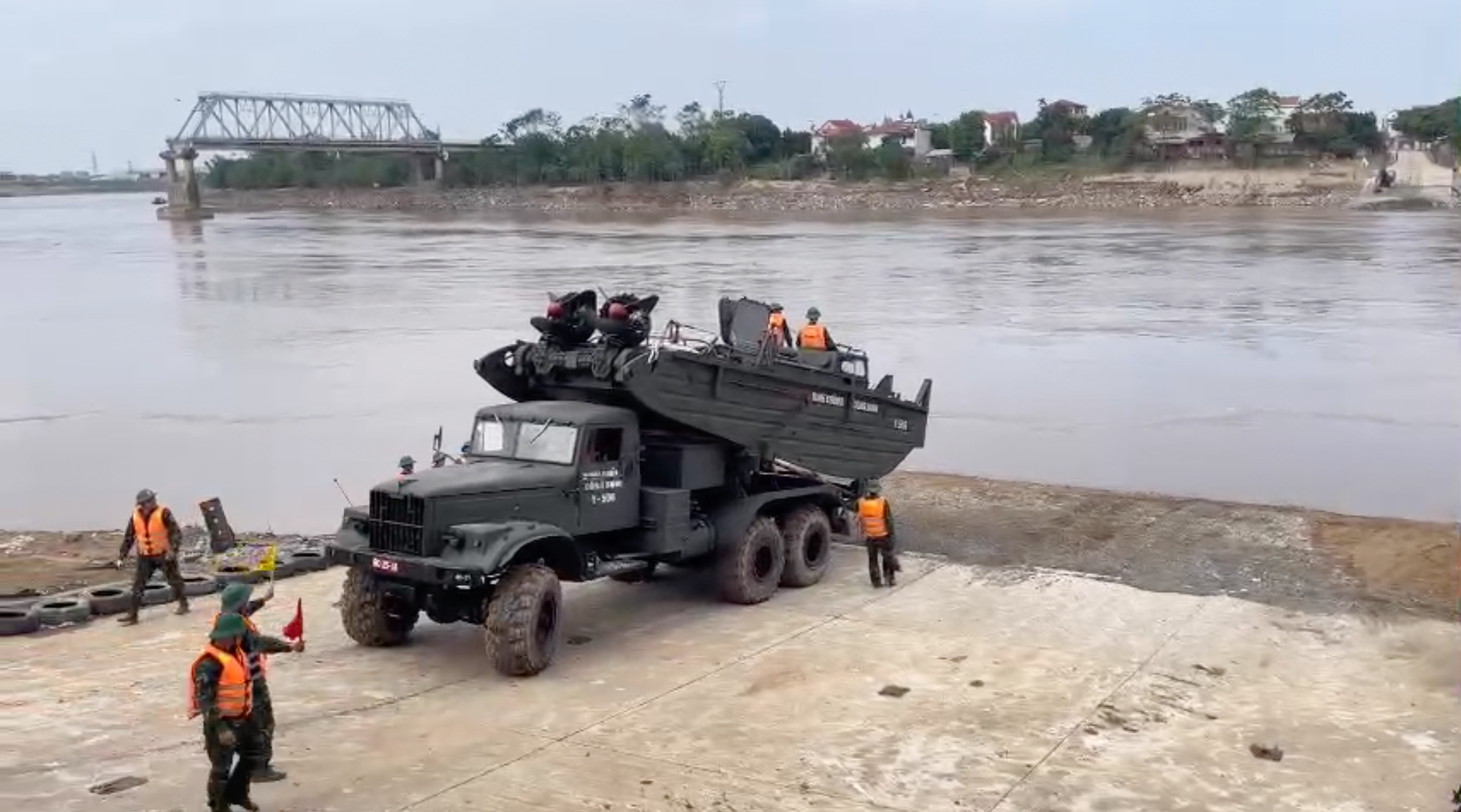 Sẵn sàng lắp cầu phao Phong Châu, hai ngày nữa 'thông xe' - Ảnh 1.