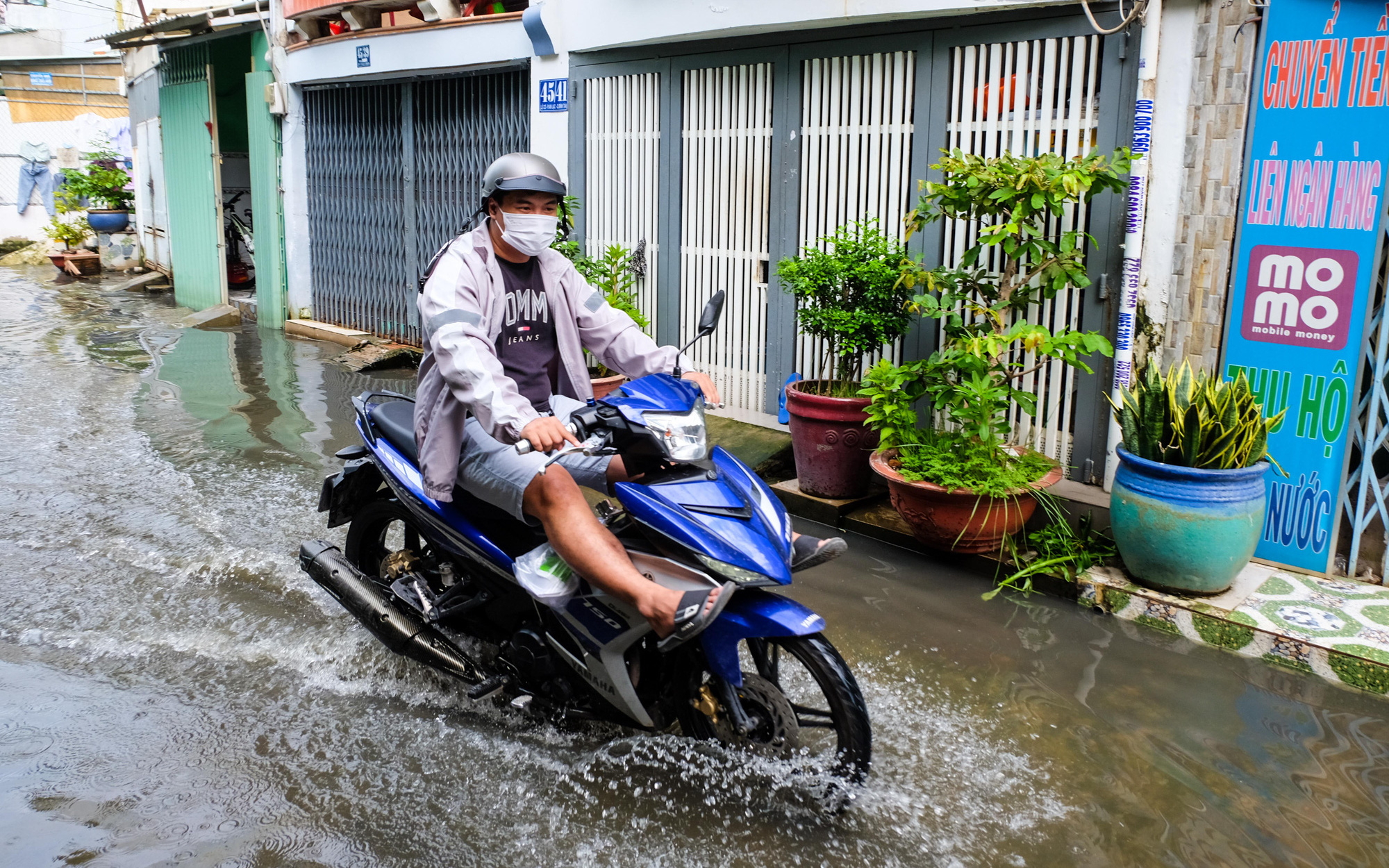 Hẻm ở Bình Tân lại ngập tới đầu gối, học sinh lội nước thối tan trường - Ảnh 10.