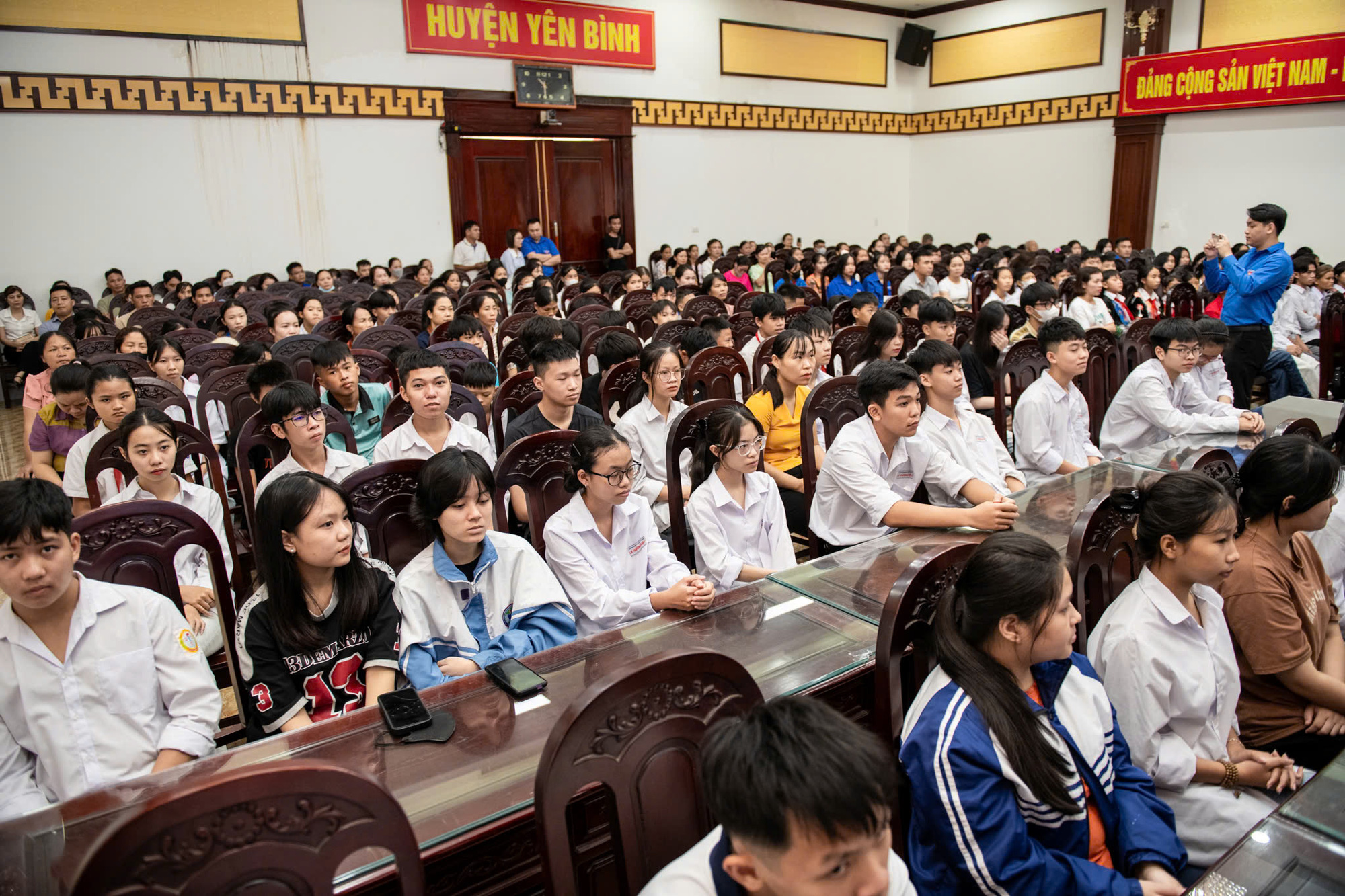 Hàng chục cánh tay học sinh giơ lên trước câu hỏi nhà bị sập đổ, hư hại do bão lũ - Ảnh 3.