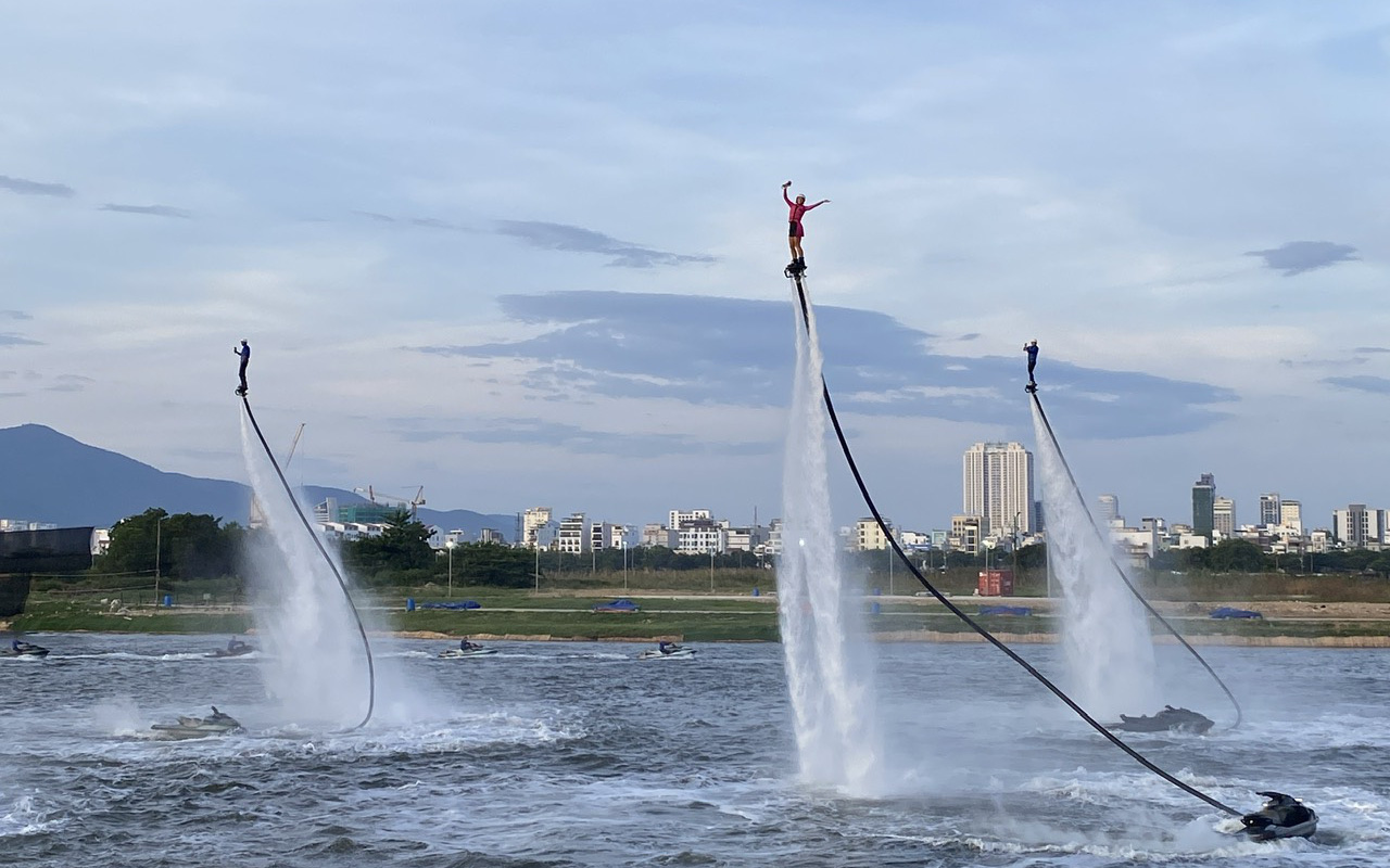 ‘Bãi biển đẹp nhất hành tinh’ đông nghịt người dịp lễ 2-9 - Ảnh 3.