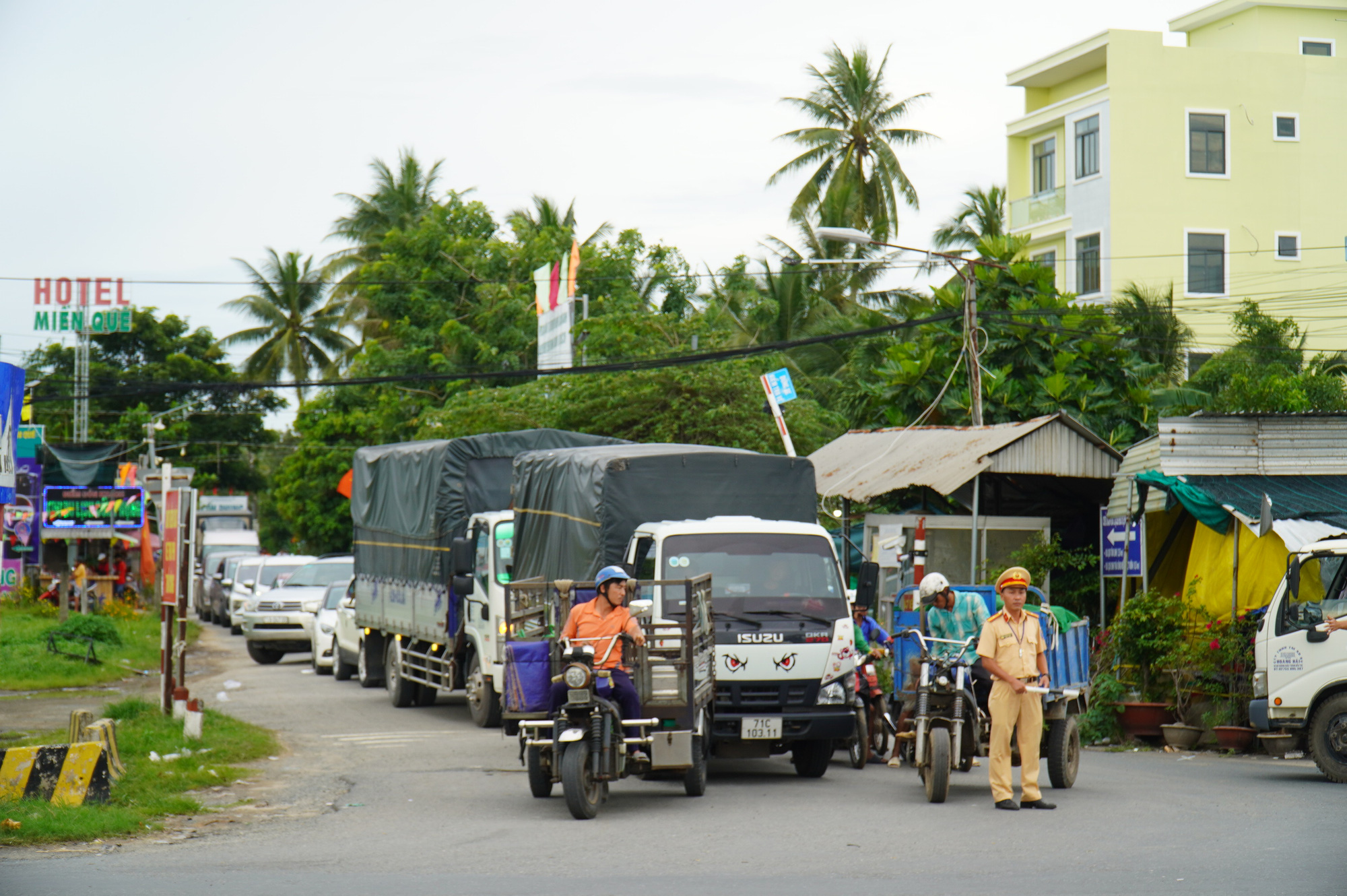 Cầu Rạch Miễu bớt kẹt xe hơn - Ảnh 4.