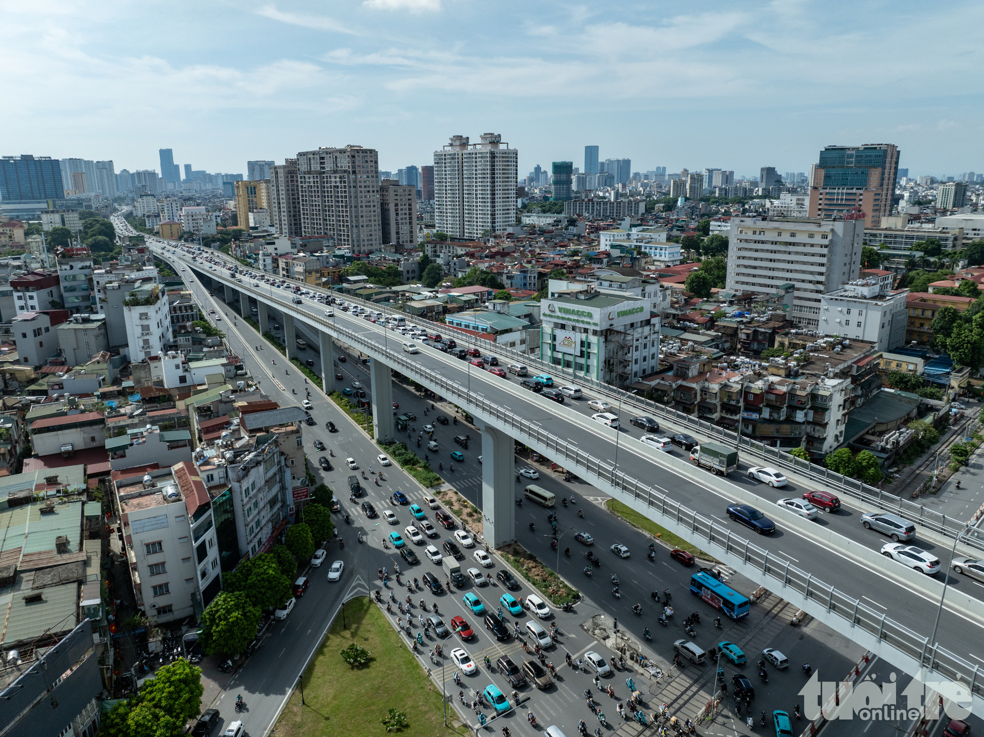 Dòng người vật vã dưới nắng nóng trở về thủ đô ngày nghỉ lễ cuối - Ảnh 8.