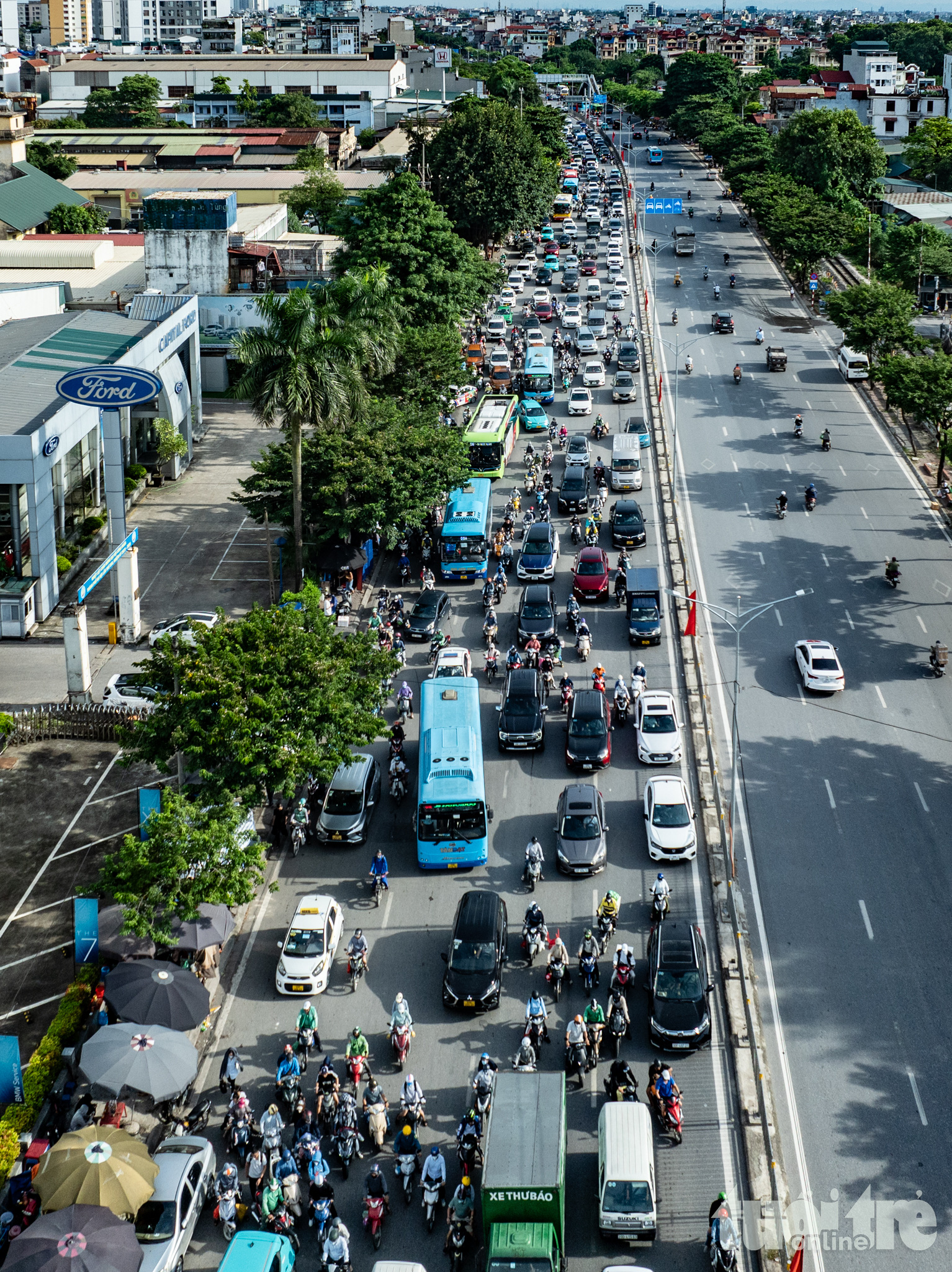 Dòng người vật vã dưới nắng nóng trở về thủ đô ngày nghỉ lễ cuối - Ảnh 7.