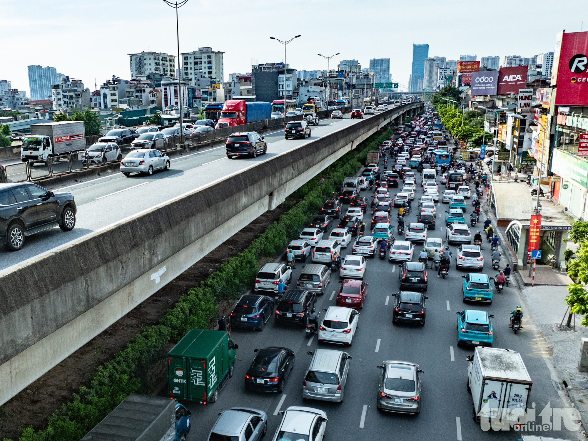 Dòng người vật vã dưới nắng nóng trở về thủ đô ngày nghỉ lễ cuối - Ảnh 15.