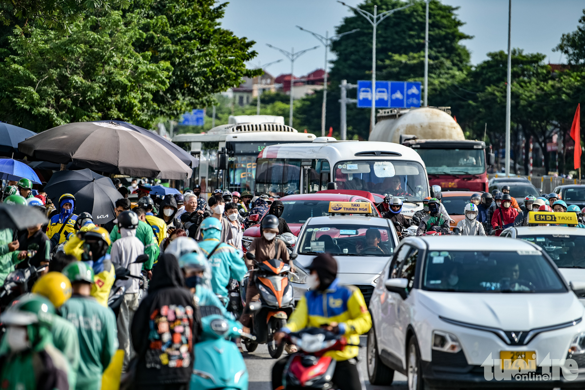 Dòng người vật vã dưới nắng nóng trở về thủ đô ngày nghỉ lễ cuối - Ảnh 9.