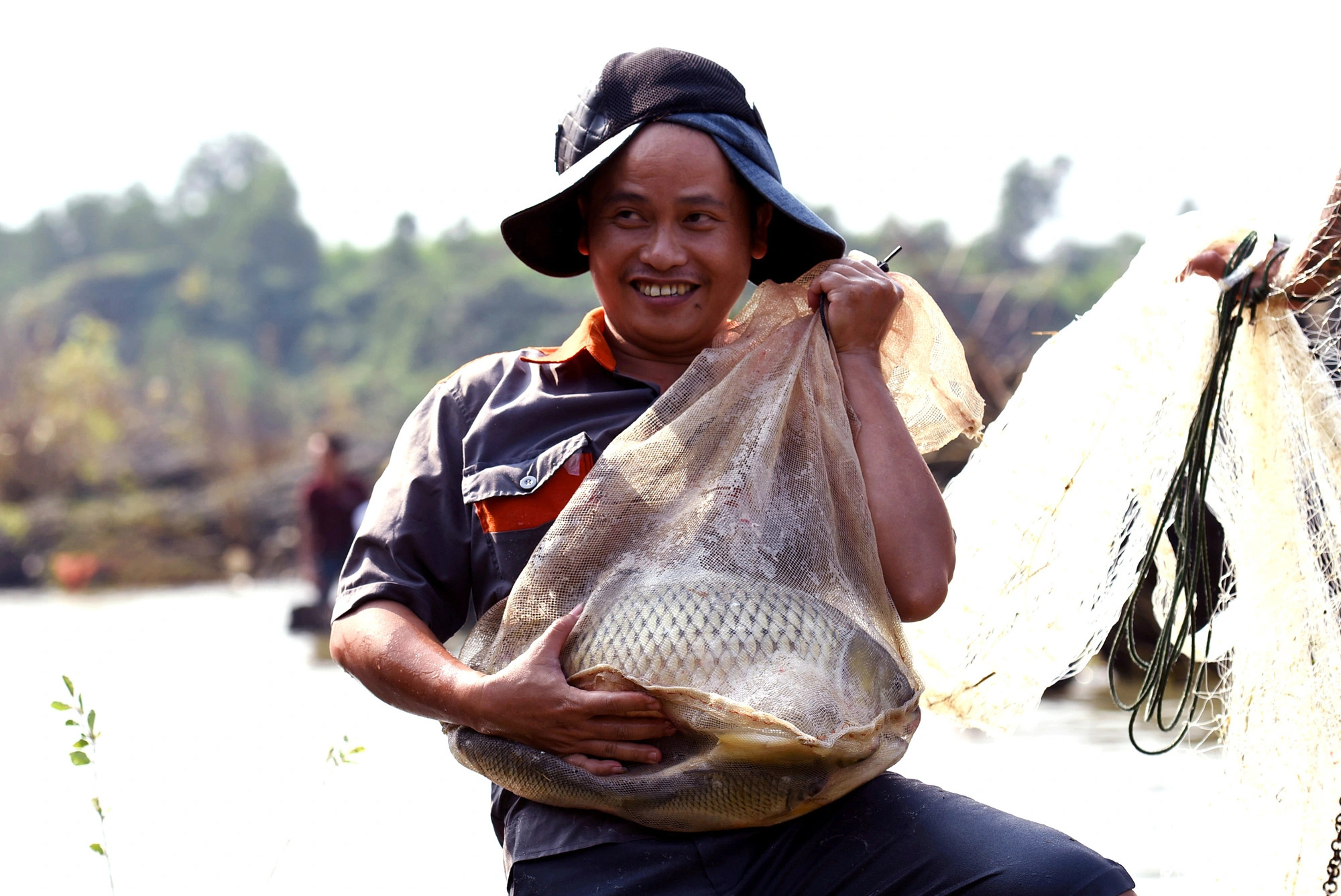 Tranh bắt ‘lộc trời’ dưới chân đập Trị An, cá ít nhưng vẫn vui - Ảnh 1.